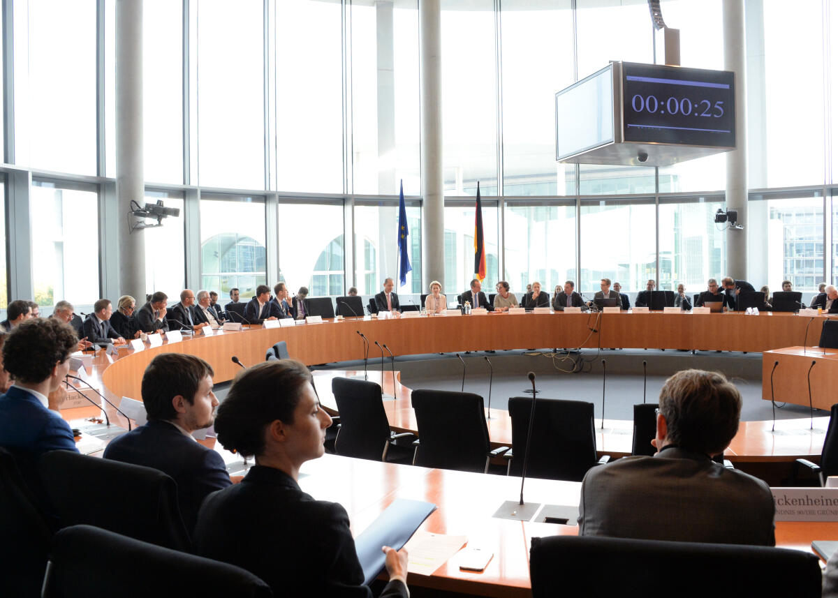 Die zukünftige Präsidentin der Europäischen Kommission, Ursula von der Leyen, CDU/CSU, (im Hintergrund mitte), ist zu Gast beim Ausschuss des Deutschen Bundestages für die Angelegenheiten der Europäischen Union. Gunther Krichbaum, (im Hintergrund mitte), CDU/CSU, Vorsitzender des Ausschusses, leitet die kurzfristig anberaumte Sitzung.; Übersicht. Krichbaum, Gunther; Leyen, Ursula von der Die zukünftige Präsidentin der Europäischen Kommission, Ursula von der Leyen, CDU/CSU, (im Hintergrund mitte), ist zu Gast beim Ausschuss des Deutschen Bundestages für die Angelegenheiten der Europäischen Union. Gunther Krichbaum, (im Hintergrund mitte), CDU/CSU, Vorsitzender des Ausschusses, leitet die kurzfristig anberaumte Sitzung.; Übersicht.