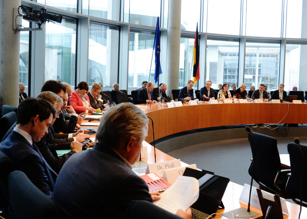 Der Präsident der Bundesbank, Dr. Jens Weidmann, (hinten 6.v.re), ist zu Gast beim Ausschuss des Deutschen Bundestages für die Angelegenheiten der Europäischen Union. Gunther Krichbaum, (hinten 5.v.re), CDU/CSU, Vorsitzender des Ausschusses, leitet die Sitzung.; Übersicht. Krichbaum, Gunther; Weidmann, Jens Der Präsident der Bundesbank, Dr. Jens Weidmann, (hinten 6.v.re), ist zu Gast beim Ausschuss des Deutschen Bundestages für die Angelegenheiten der Europäischen Union. Gunther Krichbaum, (hinten 5.v.re), CDU/CSU, Vorsitzender des Ausschusses, leitet die Sitzung.; Übersicht.