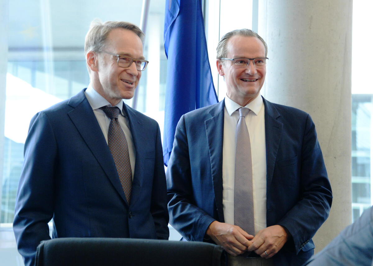 Der Präsident der Bundesbank, Dr. Jens Weidmann, (li), ist zu Gast beim Ausschuss des Deutschen Bundestages für die Angelegenheiten der Europäischen Union. Gunther Krichbaum, (re), CDU/CSU, Vorsitzender des Ausschusses, leitet die Sitzung. Krichbaum, Gunther; Weidmann, Jens Der Präsident der Bundesbank, Dr. Jens Weidmann, (li), ist zu Gast beim Ausschuss des Deutschen Bundestages für die Angelegenheiten der Europäischen Union. Gunther Krichbaum, (re), CDU/CSU, Vorsitzender des Ausschusses, leitet die Sitzung.