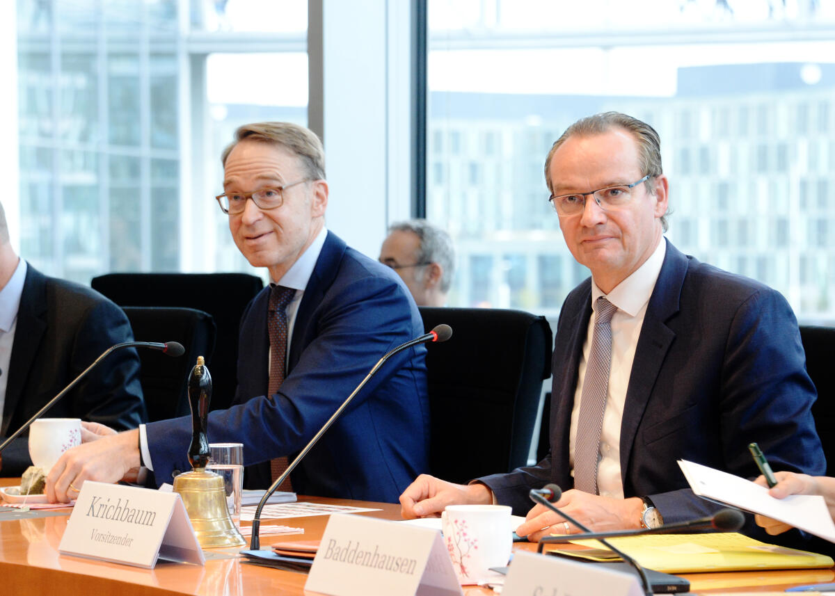 Der Präsident der Bundesbank, Dr. Jens Weidmann, (li), ist zu Gast beim Ausschuss des Deutschen Bundestages für die Angelegenheiten der Europäischen Union. Gunther Krichbaum, (re), CDU/CSU, Vorsitzender des Ausschusses, leitet die Sitzung. Krichbaum, Gunther; Weidmann, Jens Der Präsident der Bundesbank, Dr. Jens Weidmann, (li), ist zu Gast beim Ausschuss des Deutschen Bundestages für die Angelegenheiten der Europäischen Union. Gunther Krichbaum, (re), CDU/CSU, Vorsitzender des Ausschusses, leitet die Sitzung.
