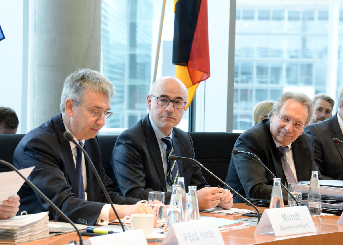 Der Präsident des Bundeskartellamtes, Andreas Mundt, (li), und der Vorsitzende der Monopolkommission, Prof. Dr. Achim Wambach, (mitte), sind zu Gast beim Ausschuss des Deutschen Bundestages für Wirtschaft und Energie. Klaus Ernst, (re), DIE LINKE, Vorsitzender des Ausschusses, leitet die Sitzung. Ernst, Klaus; Wambach, Achim; Mundt, Andreas Der Präsident des Bundeskartellamtes, Andreas Mundt, (li), und der Vorsitzende der Monopolkommission, Prof. Dr. Achim Wambach, (mitte), sind zu Gast beim Ausschuss des Deutschen Bundestages für Wirtschaft und Energie. Klaus Ernst, (re), DIE LINKE, Vorsitzender des Ausschusses, leitet die Sitzung.