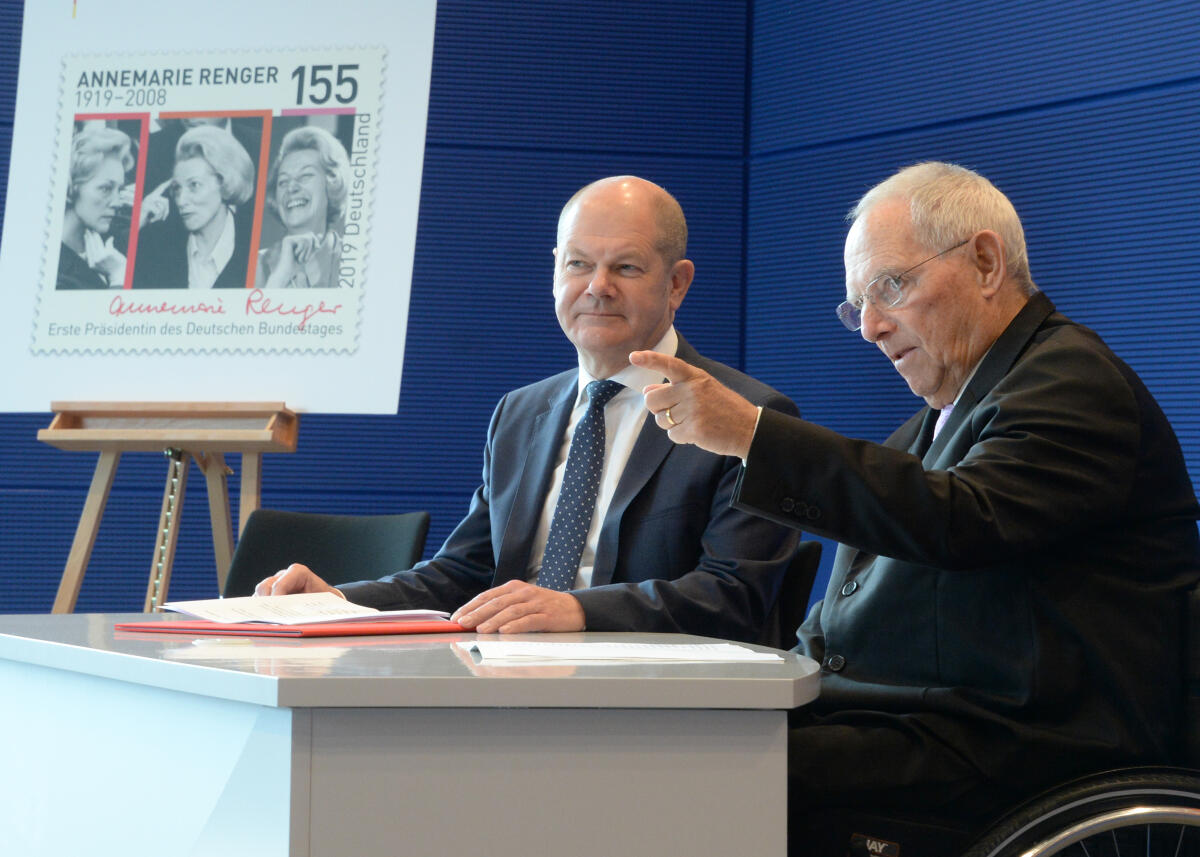 Schäuble, Wolfgang; Scholz, Olaf Bundestagspräsident Dr. Wolfgang Schäuble, (re), CDU/CSU, nimmt von Bundesminister Olaf Scholz, (li), SPD,  ein Sonderpostwertzeichen aus Anlass des 100. Geburtstages von Annemarie Renger, der ersten (1.) Präsidentin (1972 bis 1976) des Deutschen Bundestages, entgegen. Renger gehörte von 1953 bis 1990 dem Bundestag an. An der Übergabe der Sonderbriefmarke, die von Julia Neller entworfen wurde, waren Familienangehörige Rengers zugegen. Die Enkelin Claudia Schick, der Enkel Reinhard Renger, der Ehemann der Enkelin, Alexander Schick, und die Urenkel Patrick Glen Schick und David Miles Schick.; Briefmarke, Geste, Gestik.