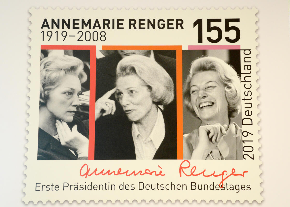  Bundestagspräsident Dr. Wolfgang Schäuble, CDU/CSU, nimmt von Bundesminister Olaf Scholz, SPD,  ein Sonderpostwertzeichen (hier im Bild) aus Anlass des 100. Geburtstages von Annemarie Renger, der ersten (1.) Präsidentin (1972 bis 1976) des Deutschen Bundestages, entgegen. Renger gehörte von 1953 bis 1990 dem Bundestag an. An der Übergabe der Sonderbriefmarke, die von Julia Neller entworfen wurde, waren Familienangehörige Rengers zugegen. Die Enkelin Claudia Schick, der Enkel Reinhard Renger, der Ehemann der Enkelin, Alexander Schick, und die Urenkel Patrick Glen Schick und David Miles Schick.; Briefmarke, Geste, Gestik.