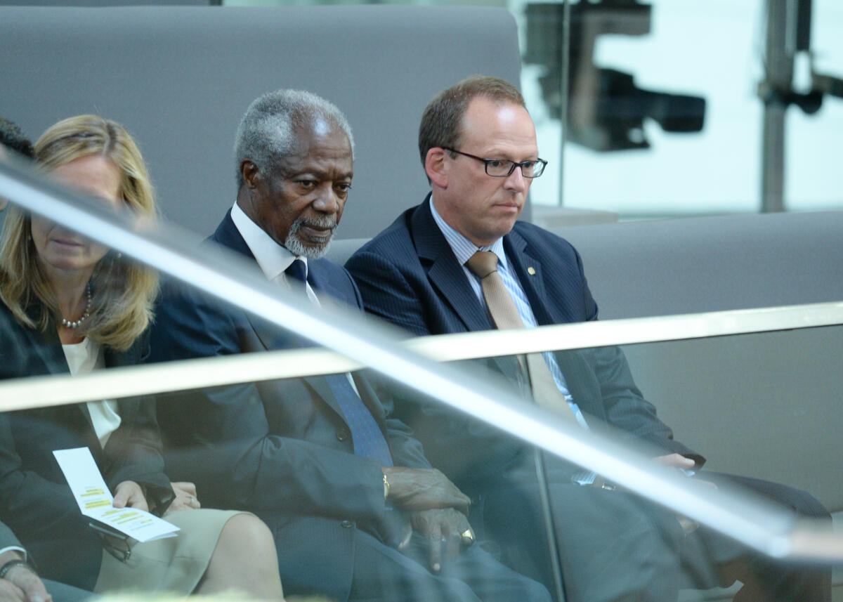 Annan, Kofi; Grees, Samir Vor dem Empfang beim Bundestagspräsidenten Prof. Dr. Norbert Lammert, CDU/CSU, ist der ehemalige Generalsekretär der Vereinten Nationen, Kofi Annan, (li), zu Gast im Plenarsaal des Deutschen Bundestages. Hier auf der Besuchertribüne. Rechts Samir Grees vom Sprachendienst des Bundestages.; Übersetzer, Zuhörer, Gast.