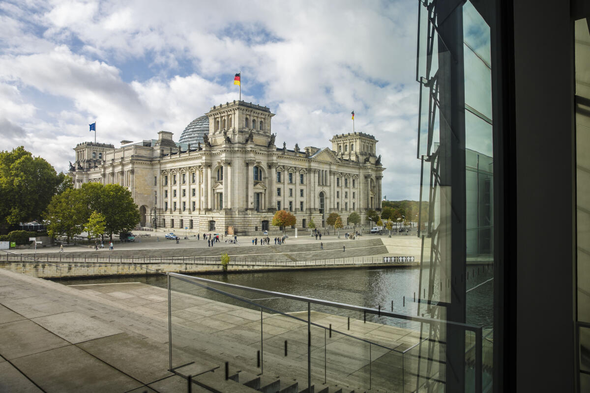  Blick aus dem Marie-Elisabeth-Lüders-Haus auf den Reichstag; Spree, Treppe