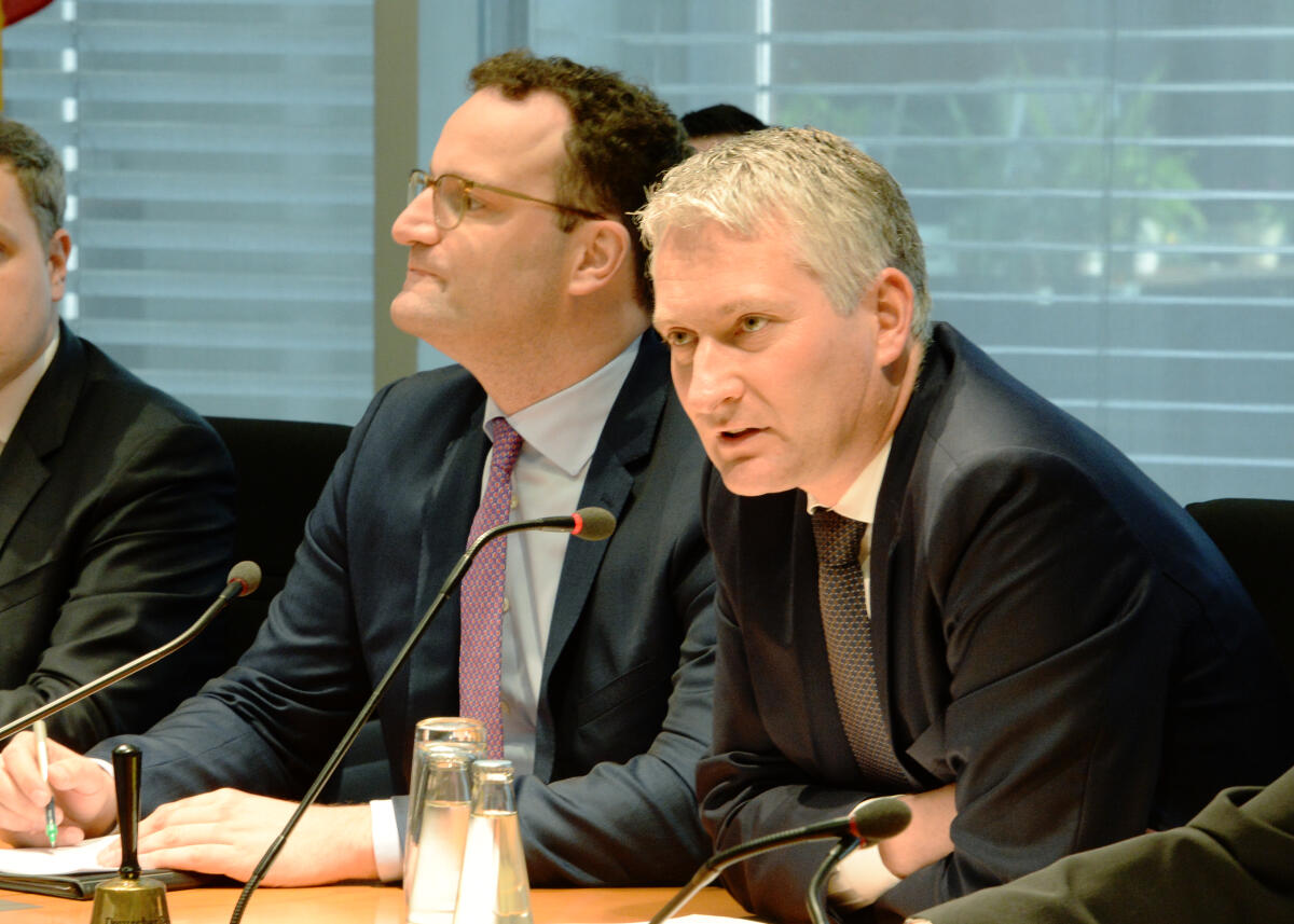 Hansjörg Durz, (re), CDU/CSU, stellvertretender Vorsitzender des Ausschusses des Deutschen Bundestages Digitale Agenda, leitet eine Sitzung, an der der Bundesminister für Gesundheit, Jens Spahn, (li), CDU/CSU, teilnimmt. Durz, Hansjörg; Spahn, Jens Hansjörg Durz, (re), CDU/CSU, stellvertretender Vorsitzender des Ausschusses des Deutschen Bundestages Digitale Agenda, leitet eine Sitzung, an der der Bundesminister für Gesundheit, Jens Spahn, (li), CDU/CSU, teilnimmt.
