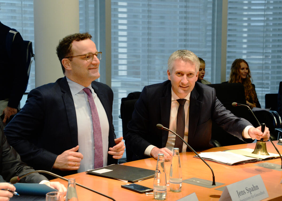 Hansjörg Durz, (re), CDU/CSU, stellvertretender Vorsitzender des Ausschusses des Deutschen Bundestages Digitale Agenda, leitet eine Sitzung, an der der Bundesminister für Gesundheit, Jens Spahn, (li), CDU/CSU, teilnimmt. Durz, Hansjörg; Spahn, Jens Hansjörg Durz, (re), CDU/CSU, stellvertretender Vorsitzender des Ausschusses des Deutschen Bundestages Digitale Agenda, leitet eine Sitzung, an der der Bundesminister für Gesundheit, Jens Spahn, (li), CDU/CSU, teilnimmt.