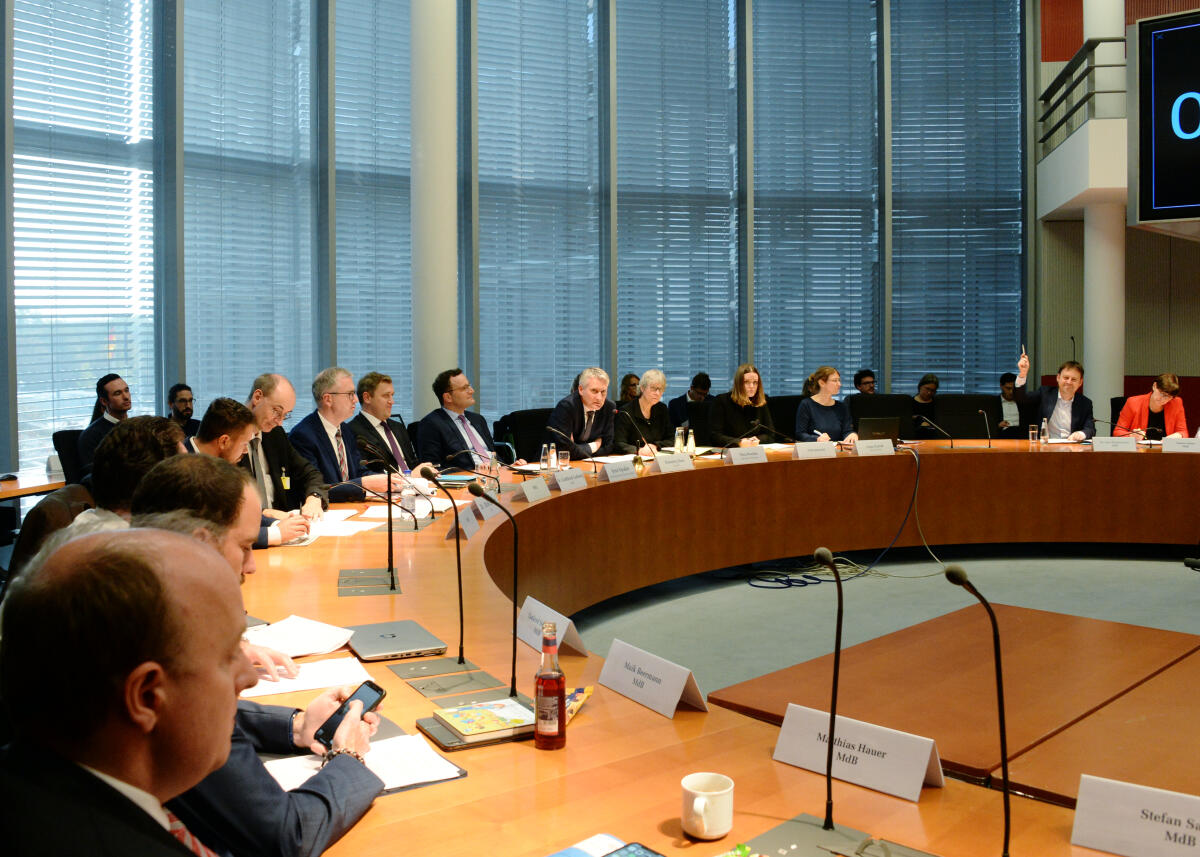 Hansjörg Durz, (6.v.re), CDU/CSU, stellvertretender Vorsitzender des Ausschusses des Deutschen Bundestages Digitale Agenda, leitet eine Sitzung, an der der Bundesminister für Gesundheit, Jens Spahn, (7.v.re), CDU/CSU, teilnimmt.; Übersicht. Durz, Hansjörg; Spahn, Jens Hansjörg Durz, (6.v.re), CDU/CSU, stellvertretender Vorsitzender des Ausschusses des Deutschen Bundestages Digitale Agenda, leitet eine Sitzung, an der der Bundesminister für Gesundheit, Jens Spahn, (7.v.re), CDU/CSU, teilnimmt.; Übersicht.