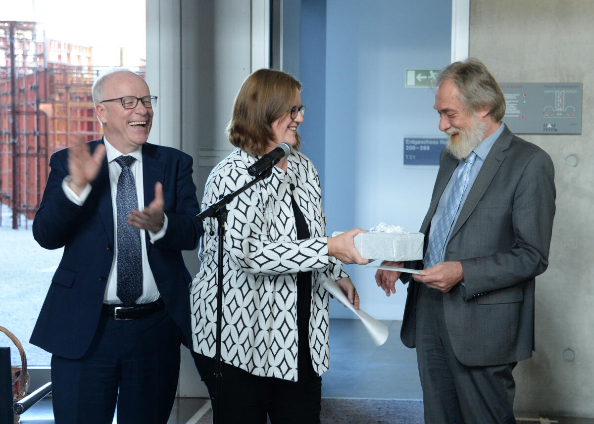 Dr. Mathhias Bartke, (li), SPD, Vorsitzender des Ausschusses des Deutschen Bundestages für Arbeit und Soziales, und Kerstin Griese, Parlamentarische Staatssekretärin im Arbeits- und Sozialministerium, verabschieden Martin Frey, (re), nach 20 Jahren Tätigkeit als Sekretariatsleiter in diesem Ausschuss, in den Ruhestand. Bartke, Matthias; Griese, Kerstin; Frey, Martin Dr. Mathhias Bartke, (li), SPD, Vorsitzender des Ausschusses des Deutschen Bundestages für Arbeit und Soziales, und Kerstin Griese, Parlamentarische Staatssekretärin im Arbeits- und Sozialministerium, verabschieden Martin Frey, (re), nach 20 Jahren Tätigkeit als Sekretariatsleiter in diesem Ausschuss, in den Ruhestand.