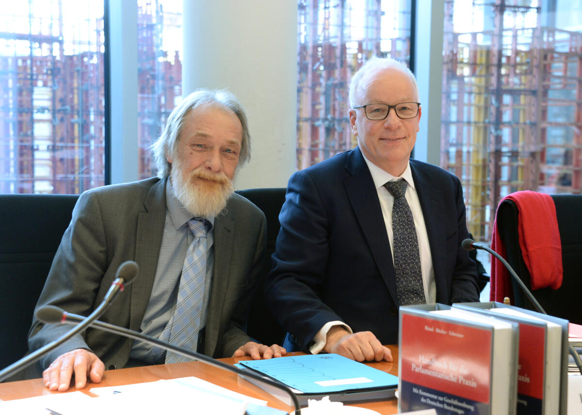 Dr. Mathhias Bartke, (re), SPD, Vorsitzender des Ausschusses des Deutschen Bundestages für Arbeit und Soziales, und Kerstin Griese, (nicht im Bild), Parlamentarische Staatssekretärin im Arbeits- und Sozialministerium, verabschieden Martin Frey, (li), nach 20 Jahren Tätigkeit als Sekretariatsleiter in diesem Ausschuss, in den Ruhestand. Bartke, Matthias; Griese, Kerstin; Frey, Martin Dr. Mathhias Bartke, (re), SPD, Vorsitzender des Ausschusses des Deutschen Bundestages für Arbeit und Soziales, und Kerstin Griese, (nicht im Bild), Parlamentarische Staatssekretärin im Arbeits- und Sozialministerium, verabschieden Martin Frey, (li), nach 20 Jahren Tätigkeit als Sekretariatsleiter in diesem Ausschuss, in den Ruhestand.
