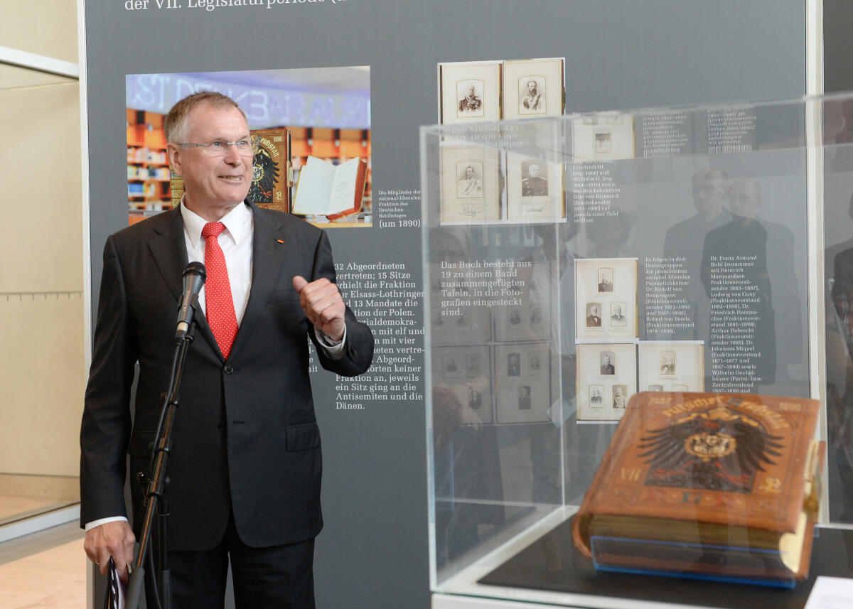 Singhammer, Johannes Bundestagsvizepräsident Johannes Singhammer, (hier im Bild), CDU/CSU, eröffnet in der Abgeordnetenlobby des Reichstagsgebäudes eine Ausstellung mit bisher nicht gezeigten Büchern aus  bedeutenden Epochen der  Parlamentsgeschichte.