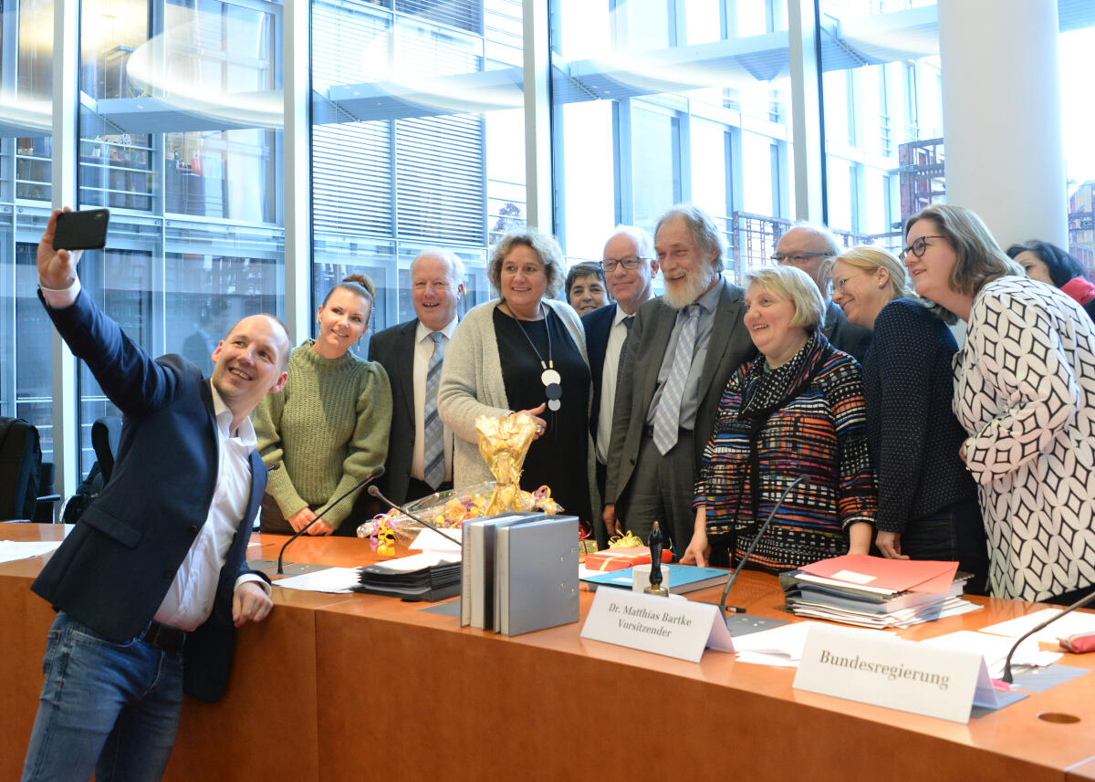 Dr. Mathhias Bartke, (6.v.li), SPD, Vorsitzender des Ausschusses des Deutschen Bundestages für Arbeit und Soziales, und Kerstin Griese, (re), Parlamentarische Staatssekretärin im Arbeits- und Sozialministerium, und die Mitglieder des Bundestages und des Ausschusses, verabschieden Martin Frey, (7.v.li), nach 20 Jahren Tätigkeit als Sekretariatsleiter in diesem Ausschuss, in den Ruhestand.; Selfie. Bartke, Matthias; Griese, Kerstin; Frey, Martin Dr. Mathhias Bartke, (6.v.li), SPD, Vorsitzender des Ausschusses des Deutschen Bundestages für Arbeit und Soziales, und Kerstin Griese, (re), Parlamentarische Staatssekretärin im Arbeits- und Sozialministerium, und die Mitglieder des Bundestages und des Ausschusses, verabschieden Martin Frey, (7.v.li), nach 20 Jahren Tätigkeit als Sekretariatsleiter in diesem Ausschuss, in den Ruhestand.; Selfie.