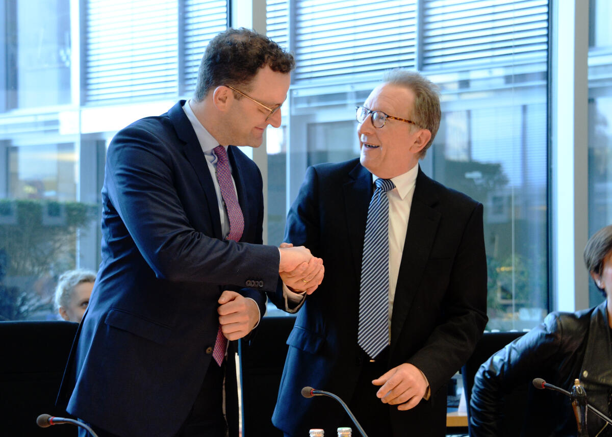 Der Bundesminister für Gesundheit, Jens Spahn, (li), CDU/CSU, ist zu Gast beim Ausschuss des Deutschen Bundestages für Gesundheit. Erwin Rüddel, (re), CDU/CSU, Vorsitzender des Ausschusses, leitet die Sitzung. Rüddel, Erwin; Spahn, Jens Der Bundesminister für Gesundheit, Jens Spahn, (li), CDU/CSU, ist zu Gast beim Ausschuss des Deutschen Bundestages für Gesundheit. Erwin Rüddel, (re), CDU/CSU, Vorsitzender des Ausschusses, leitet die Sitzung.