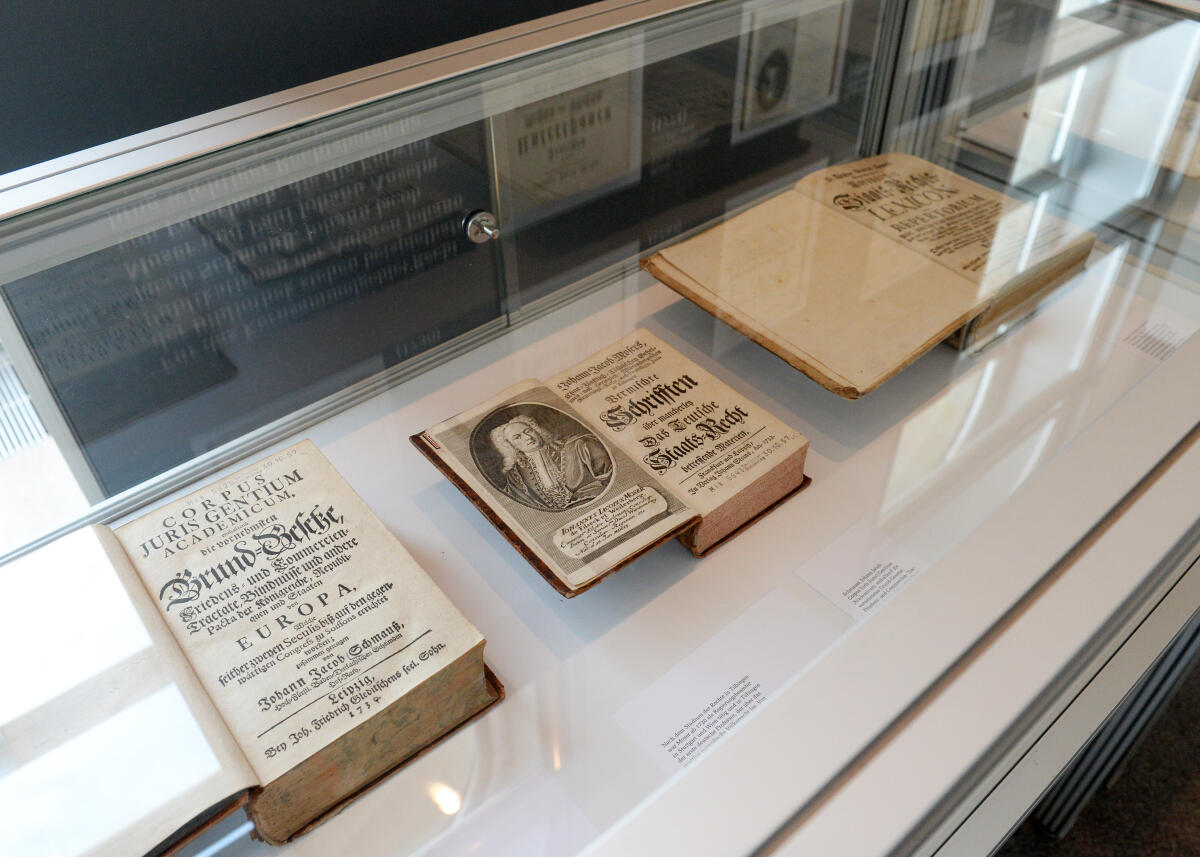  Bundestagsvizepräsident Johannes Singhammer, CDU/CSU, eröffnet in der Abgeordnetenlobby des Reichstagsgebäudes eine Ausstellung mit bisher nicht gezeigten Büchern (hier im Bild) aus  bedeutenden Epochen der  Parlamentsgeschichte.