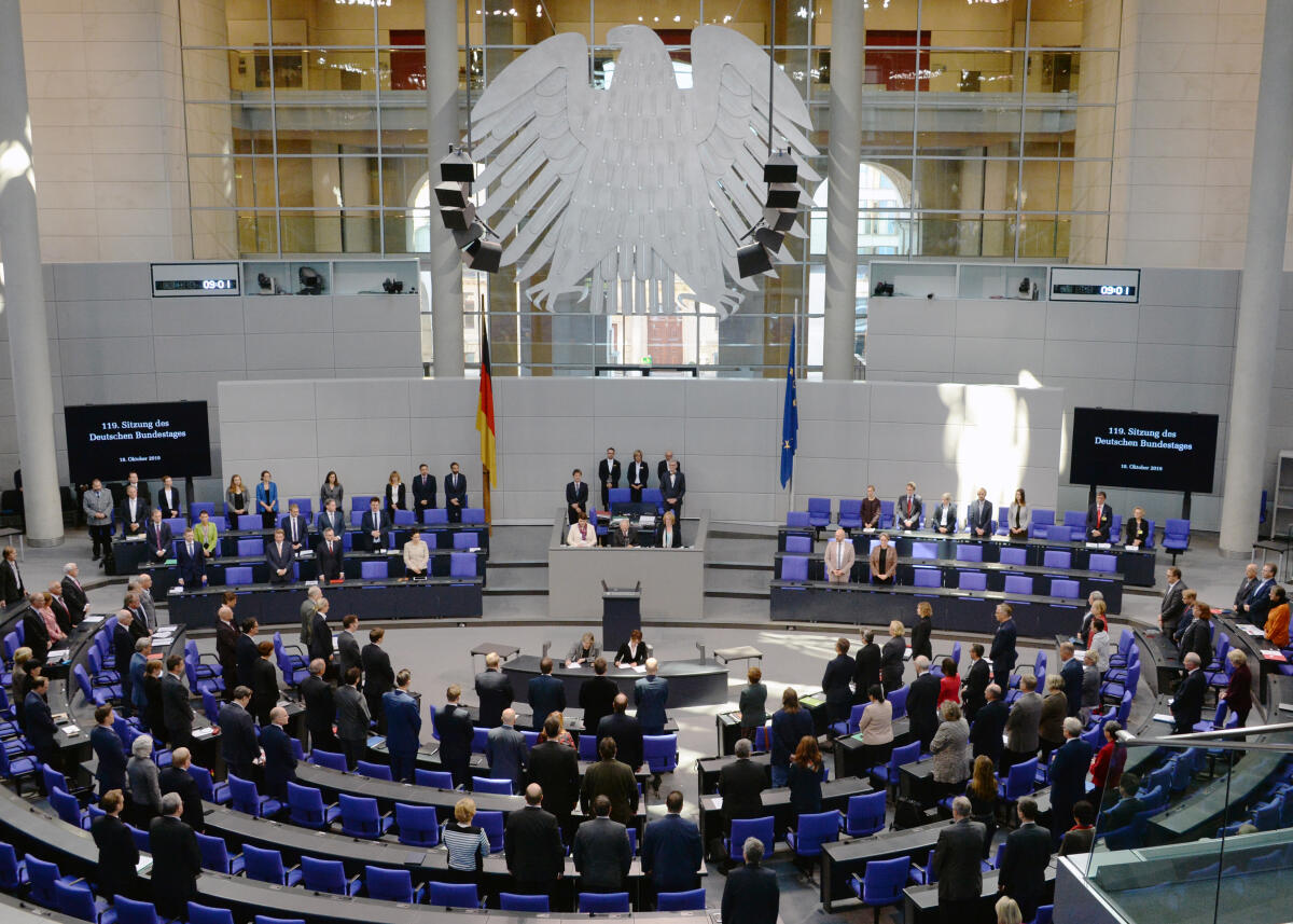Schäuble, Wolfgang Bundestagspräsident Dr. Wolfgang Schäuble, (Vorsitz), CDU/CSU, würdigt zu Beginn der 119. Sitzung des Deutschen Bundestages in einem Nachruf die verstorbene ehemalige Bundestagsvizepräsidentin Anke Fuchs. Dazu erheben sich die Bundestagsabgeordneten. Anschließend spricht der Präsident Gedenkworte zum 100. Geburtstag von Annemarie Renger.; Mikro, Mikrofon, Übersicht, Adler, Bundesadler.
