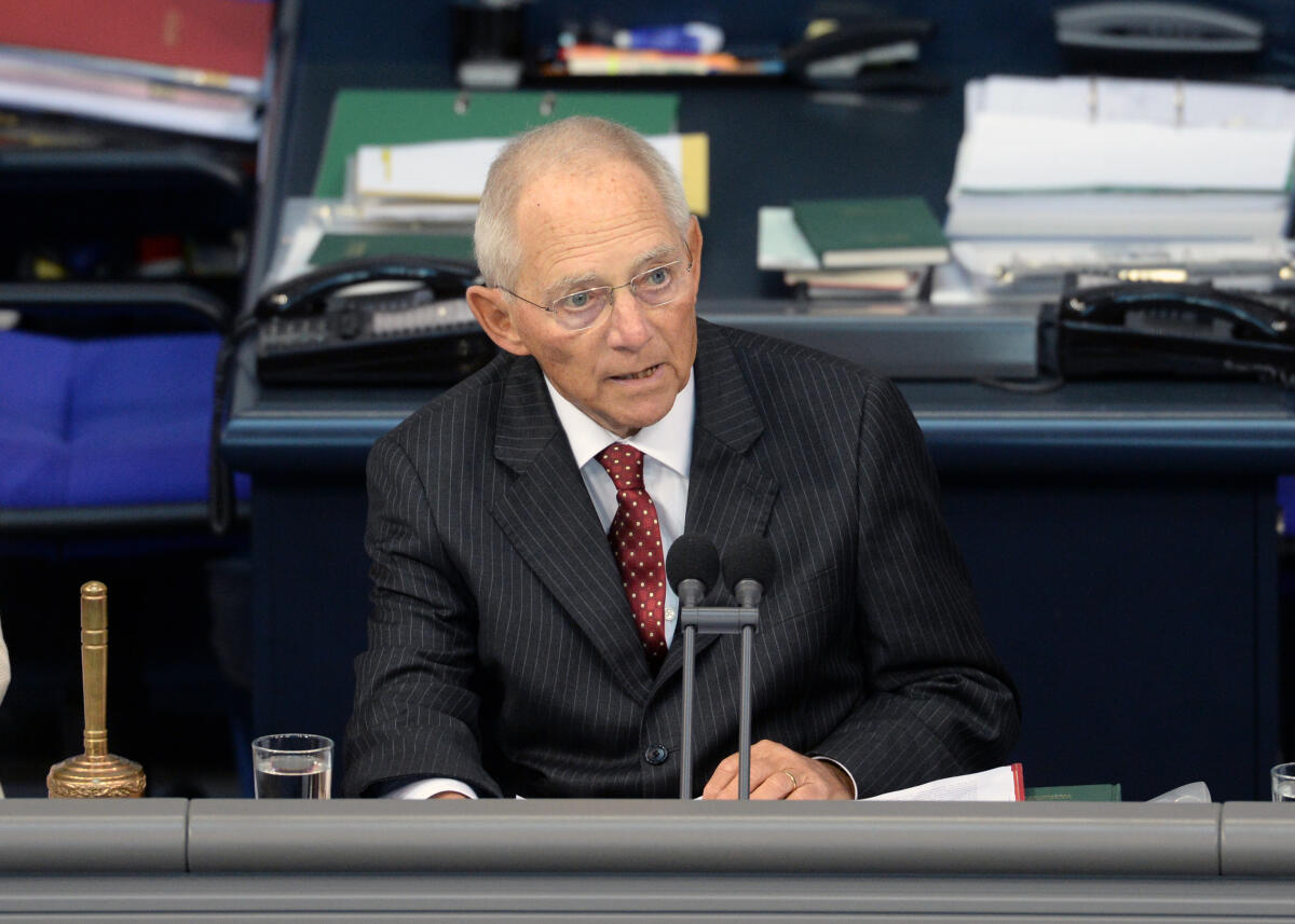 Schäuble, Wolfgang Bundestagspräsident Dr. Wolfgang Schäuble, (Vorsitz), CDU/CSU, würdigt zu Beginn der 119. Sitzung des Deutschen Bundestages in einem Nachruf die verstorbene ehemalige Bundestagsvizepräsidentin Anke Fuchs. Dazu erheben sich die Bundestagsabgeordneten. Anschließend spricht der Präsident Gedenkworte zum 100. Geburtstag von Annemarie Renger.; Mikro, Mikrofon.