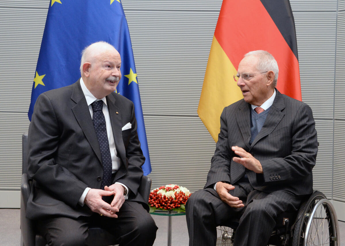 Schäuble, Wolfgang; Dalla Torre del Tempio di Sanguinetto, Giacomo Bundestagspräsident Dr. Wolfgang Schäuble, (re), CDU/CSU, empfängt den Fürsten und Großmeister des souveränen Ritter- und Hospitalordens vom Hl. Johannes zu Jerusalem von Rhodos und von Malta, Giacomo Dalla Torre del Tempio di Sanguinetto, (li), zu einem Gespräch.; Fahne, Fahnen, Geste, Gestik, Großmeister des Malteserordens, Präsident.