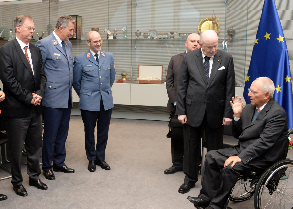 Schäuble, Wolfgang; Dalla Torre del Tempio di Sanguinetto, Giacomo Bundestagspräsident Dr. Wolfgang Schäuble, (re), CDU/CSU, empfängt den Fürsten und Großmeister des souveränen Ritter- und Hospitalordens vom Hl. Johannes zu Jerusalem von Rhodos und von Malta, Giacomo Dalla Torre del Tempio di Sanguinetto, (2.v.re), und Delegation, zu einem Gespräch.; Fahne, Geste, Gestik, Großmeister des Malteserordens, Präsident.