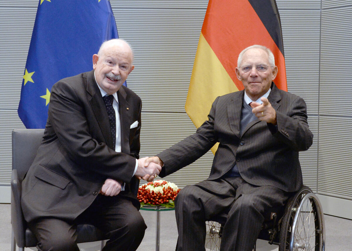 Schäuble, Wolfgang; Dalla Torre del Tempio di Sanguinetto, Giacomo Bundestagspräsident Dr. Wolfgang Schäuble, (re), CDU/CSU, empfängt den Fürsten und Großmeister des souveränen Ritter- und Hospitalordens vom Hl. Johannes zu Jerusalem von Rhodos und von Malta, Giacomo Dalla Torre del Tempio di Sanguinetto, (li), zu einem Gespräch.; Fahne, Fahnen, Geste, Gestik, Großmeister des Malteserordens, Präsident.