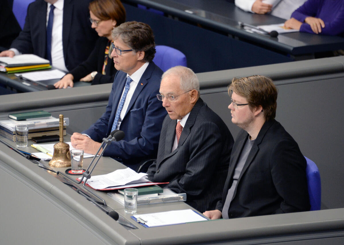 Bundestagspräsident Dr. Wolfgang Schäuble, (Vorsitz), CDU/CSU, hält zu Beginn der 118. Sitzung des Deutschen Bundestages eine Gedenkansprache für die Opfer des Anschlags auf die Synagoge in Halle.; Schriftführer: Jens Koeppen, (li), CDU/CSU, Michel Brandt, (re), DIE LINKE. Schäuble, Wolfgang; Koeppen, Jens; Brandt, Michel Bundestagspräsident Dr. Wolfgang Schäuble, (Vorsitz), CDU/CSU, hält zu Beginn der 118. Sitzung des Deutschen Bundestages eine Gedenkansprache für die Opfer des Anschlags auf die Synagoge in Halle.; Schriftführer: Jens Koeppen, (li), CDU/CSU, Michel Brandt, (re), DIE LINKE.