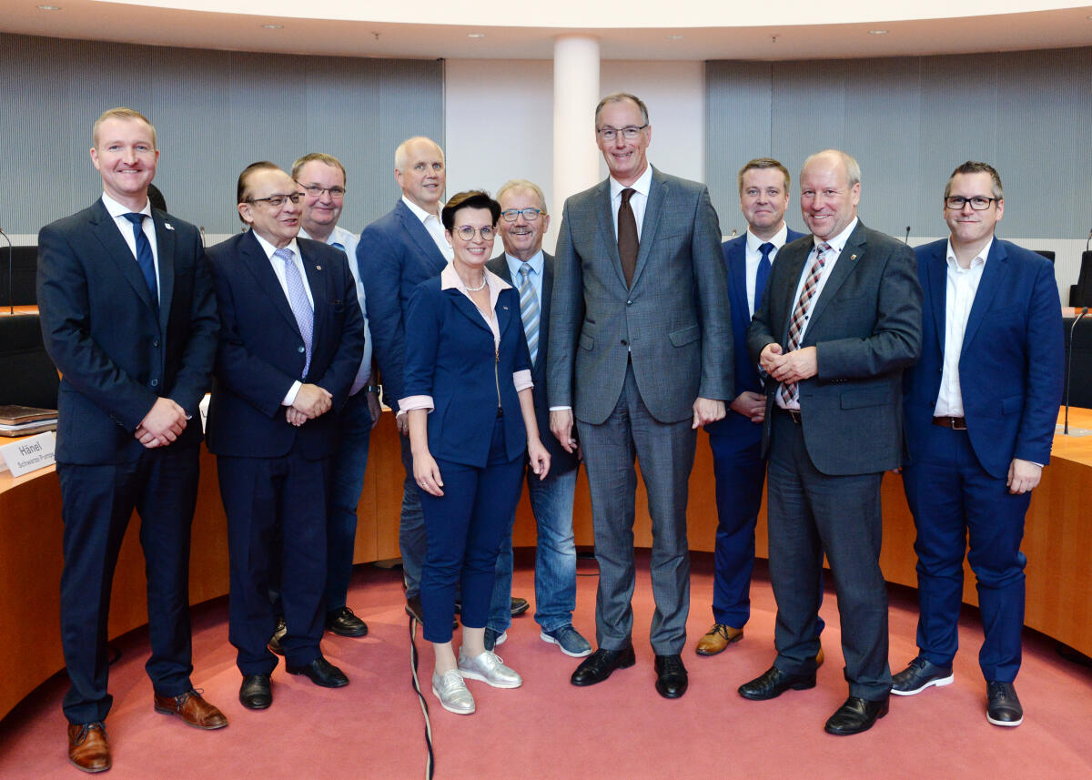 Der Ausschuss des Deutschen Bundestages für Wirtschaft und Energie hat unter der Leitung seines stellvertretenden Vorsitzenden, Dr. Matthias Heider, (4.v.re), CDU/CSU, und mit Beteiligung zahlreicher Mitglieder des Bundestages und des Ausschusses, eine Gespräch mit VertreterInnen und BürgermeisterInnen der vom Kohleausstieg betroffenen Regionen.; Gruppenfoto. Heider, Matthias Der Ausschuss des Deutschen Bundestages für Wirtschaft und Energie hat unter der Leitung seines stellvertretenden Vorsitzenden, Dr. Matthias Heider, (4.v.re), CDU/CSU, und mit Beteiligung zahlreicher Mitglieder des Bundestages und des Ausschusses, eine Gespräch mit VertreterInnen und BürgermeisterInnen der vom Kohleausstieg betroffenen Regionen.; Gruppenfoto.