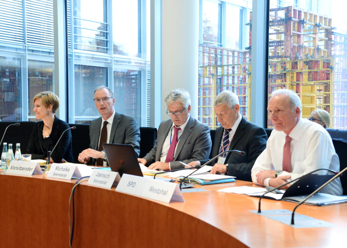 Der Ausschuss des Deutschen Bundestages für Wirtschaft und Energie hat unter der Leitung seines stellvertretenden Vorsitzenden, Dr. Matthias Heider, (2.v.li), CDU/CSU, und mit Beteiligung zahlreicher Mitglieder des Bundestages und des Ausschusses, eine Gespräch mit VertreterInnen und BürgermeisterInnen der vom Kohleausstieg betroffenen Regionen. Heider, Matthias Der Ausschuss des Deutschen Bundestages für Wirtschaft und Energie hat unter der Leitung seines stellvertretenden Vorsitzenden, Dr. Matthias Heider, (2.v.li), CDU/CSU, und mit Beteiligung zahlreicher Mitglieder des Bundestages und des Ausschusses, eine Gespräch mit VertreterInnen und BürgermeisterInnen der vom Kohleausstieg betroffenen Regionen.