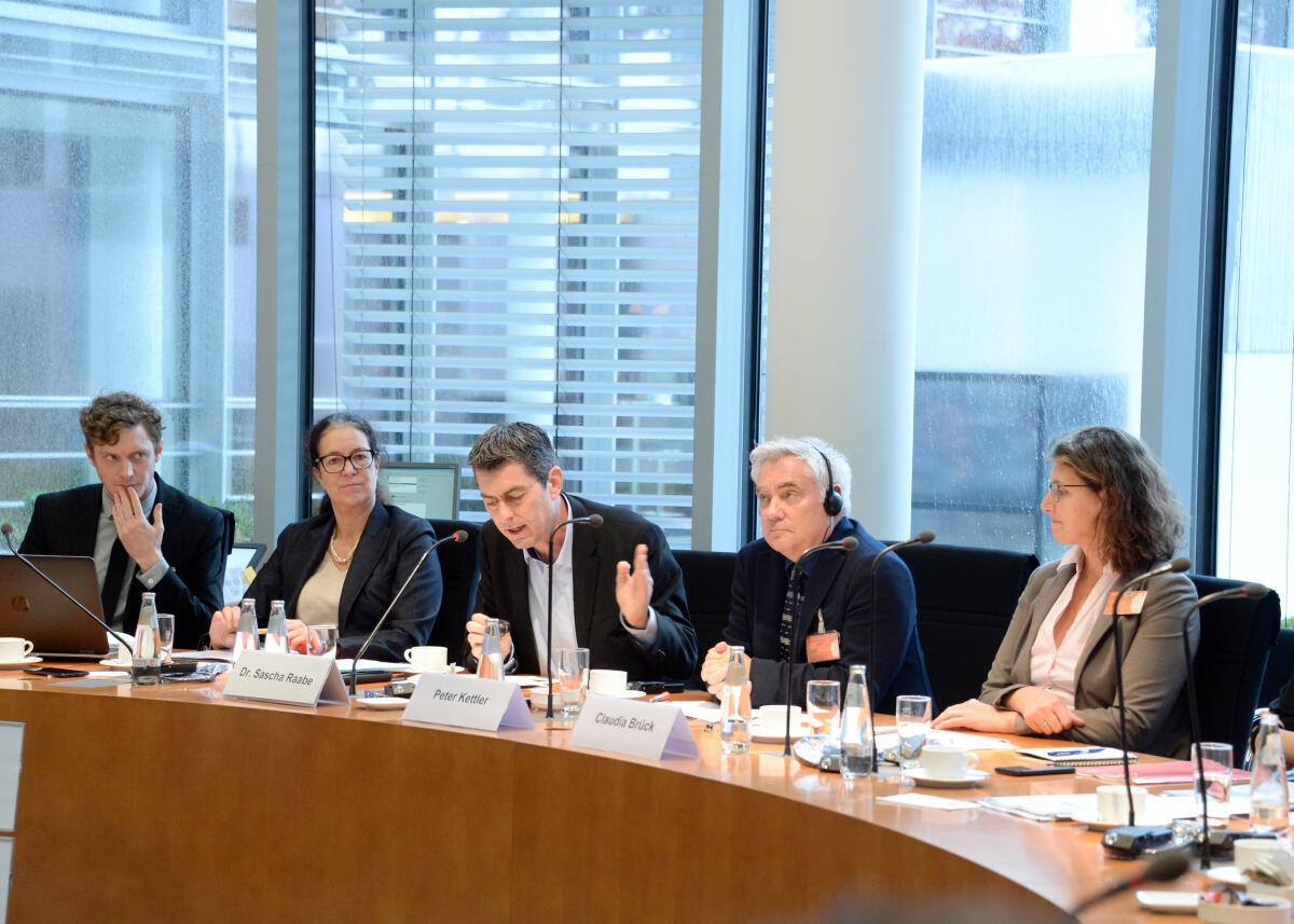 Dr. Sascha Raabe, (mitte), SPD, leitet im Namen des Ausschusses des Deutschen Bundestages für wirtschaftliche Zusammenarbeit und Entwicklung, und mit Beteiligung zahlreicher Mitglieder des Bundestages und des Ausschusses, ein Gespräch mit Claudia Brück (re) vom geschäftsführenden Vorstand der TransFair e. V. und mit Peter Kettler, (2.v.re), Senior Coffee Manager bei Fairtrade International. Raabe, Sascha; Brück, Claudia; Kettler, Peter Dr. Sascha Raabe, (mitte), SPD, leitet im Namen des Ausschusses des Deutschen Bundestages für wirtschaftliche Zusammenarbeit und Entwicklung, und mit Beteiligung zahlreicher Mitglieder des Bundestages und des Ausschusses, ein Gespräch mit Claudia Brück (re) vom geschäftsführenden Vorstand der TransFair e. V. und mit Peter Kettler, (2.v.re), Senior Coffee Manager bei Fairtrade International.