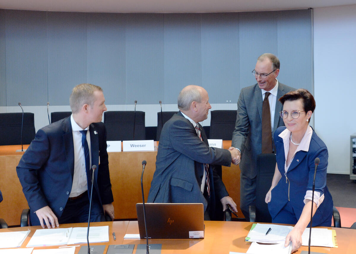 Der Ausschuss des Deutschen Bundestages für Wirtschaft und Energie hat unter der Leitung seines stellvertretenden Vorsitzenden, Dr. Matthias Heider, (2.v.re), CDU/CSU, und mit Beteiligung zahlreicher Mitglieder des Bundestages und des Ausschusses, eine Gespräch mit VertreterInnen und BürgermeisterInnen der vom Kohleausstieg betroffenen Regionen.; Begrüßung, Geste, Gestik. Heider, Matthias Der Ausschuss des Deutschen Bundestages für Wirtschaft und Energie hat unter der Leitung seines stellvertretenden Vorsitzenden, Dr. Matthias Heider, (2.v.re), CDU/CSU, und mit Beteiligung zahlreicher Mitglieder des Bundestages und des Ausschusses, eine Gespräch mit VertreterInnen und BürgermeisterInnen der vom Kohleausstieg betroffenen Regionen.; Begrüßung, Geste, Gestik.