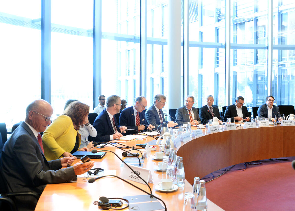 Klaus Ernst, (4.v.re), DIE LINKE, Vorsitzender des Ausschusses des Deutschen Bundestages für Wirtschaft und Energie, empfängt im Namen des Ausschusses den Handelsminister von Neuseeland, David Parker, (5.v.re), zu einem Gespräch.; Übersicht. Ernst, Klaus; Parker, David Klaus Ernst, (4.v.re), DIE LINKE, Vorsitzender des Ausschusses des Deutschen Bundestages für Wirtschaft und Energie, empfängt im Namen des Ausschusses den Handelsminister von Neuseeland, David Parker, (5.v.re), zu einem Gespräch.; Übersicht.