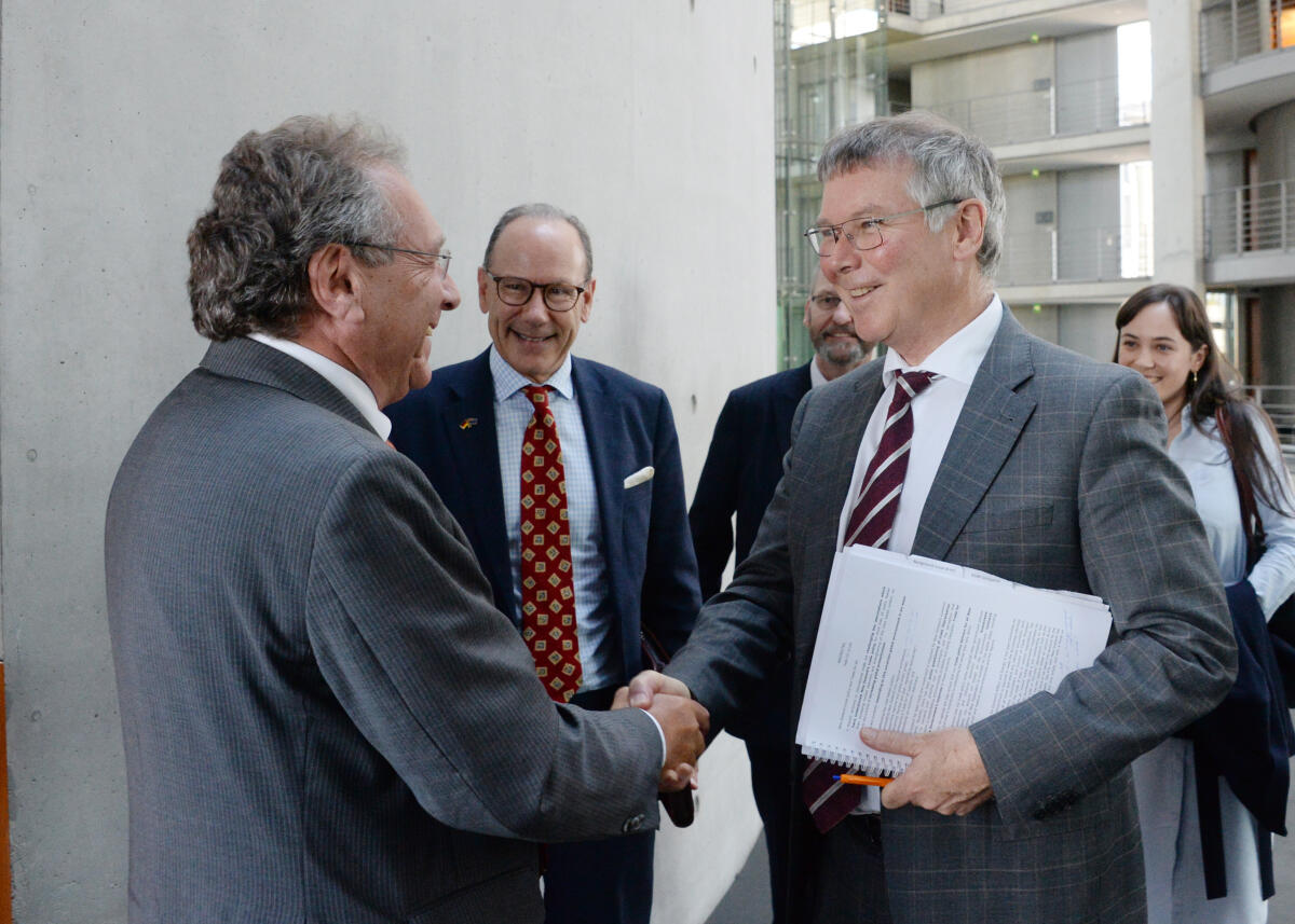 Klaus Ernst, (li), DIE LINKE, Vorsitzender des Ausschusses des Deutschen Bundestages für Wirtschaft und Energie, empfängt im Namen des Ausschusses den Handelsminister von Neuseeland, David Parker, (re), zu einem Gespräch.; Geste, Gestik. Ernst, Klaus; Parker, David Klaus Ernst, (li), DIE LINKE, Vorsitzender des Ausschusses des Deutschen Bundestages für Wirtschaft und Energie, empfängt im Namen des Ausschusses den Handelsminister von Neuseeland, David Parker, (re), zu einem Gespräch.; Geste, Gestik.