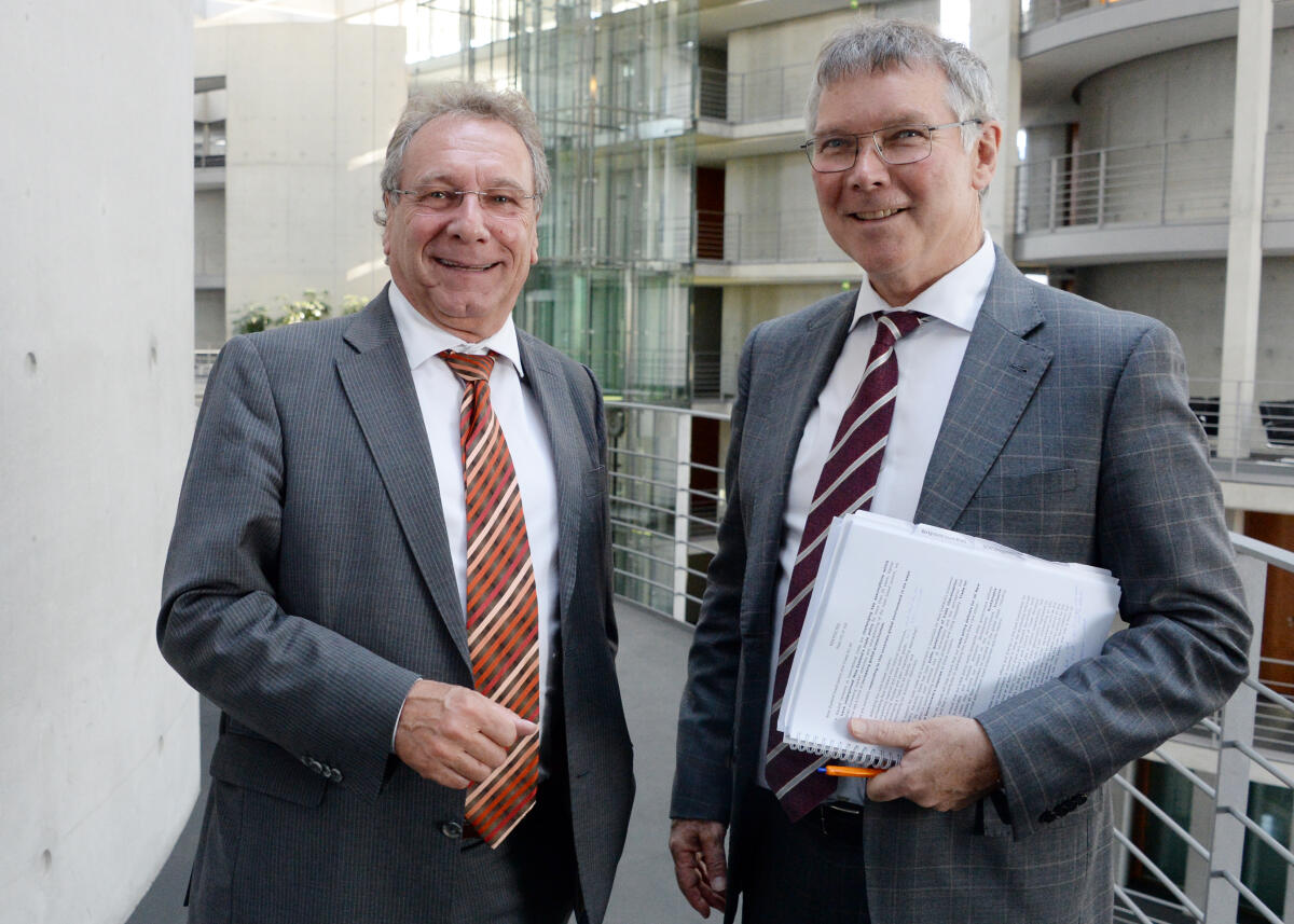 Klaus Ernst, (li), DIE LINKE, Vorsitzender des Ausschusses des Deutschen Bundestages für Wirtschaft und Energie, empfängt im Namen des Ausschusses den Handelsminister von Neuseeland, David Parker, (re), zu einem Gespräch. Ernst, Klaus; Parker, David Klaus Ernst, (li), DIE LINKE, Vorsitzender des Ausschusses des Deutschen Bundestages für Wirtschaft und Energie, empfängt im Namen des Ausschusses den Handelsminister von Neuseeland, David Parker, (re), zu einem Gespräch.