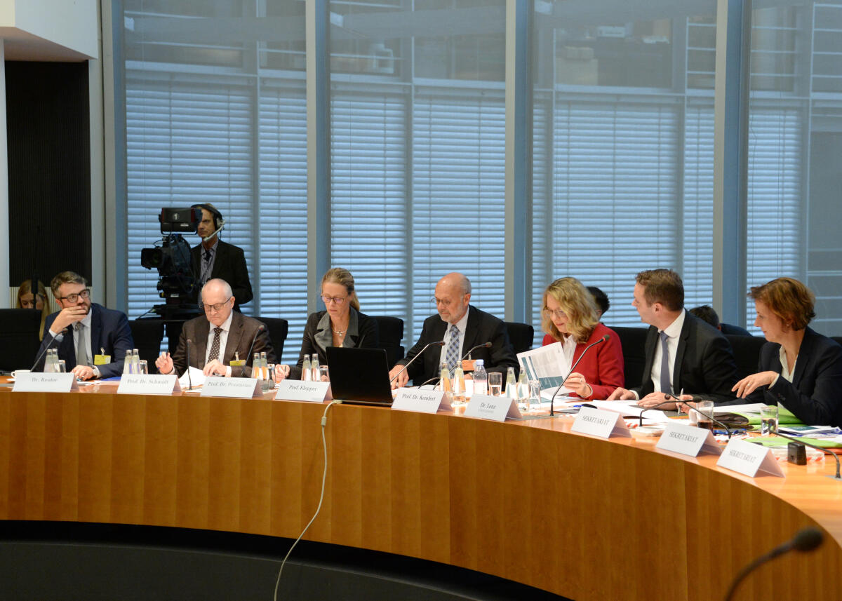 Der Parlamentarische Beirat für nachhaltige Entwicklung hat unter der Leitung seines Vorsitzenden, Dr. Andreas Lenz, (2.v.re), CDU/CSU, eine Ausschusssitzung, an der Professoren des DIW, des IWF, und des HTW, teilnehmen.; Übersicht. Lenz, Andreas Der Parlamentarische Beirat für nachhaltige Entwicklung hat unter der Leitung seines Vorsitzenden, Dr. Andreas Lenz, (2.v.re), CDU/CSU, eine Ausschusssitzung, an der Professoren des DIW, des IWF, und des HTW, teilnehmen.; Übersicht.