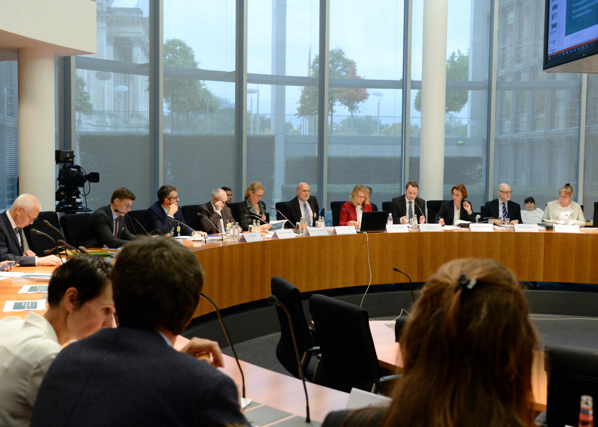 Der Parlamentarische Beirat für nachhaltige Entwicklung hat unter der Leitung seines Vorsitzenden, Dr. Andreas Lenz, (4.v.re), CDU/CSU, eine Ausschusssitzung, an der Professoren des DIW, des IWF, und des HTW, teilnehmen.; Übersicht. Lenz, Andreas Der Parlamentarische Beirat für nachhaltige Entwicklung hat unter der Leitung seines Vorsitzenden, Dr. Andreas Lenz, (4.v.re), CDU/CSU, eine Ausschusssitzung, an der Professoren des DIW, des IWF, und des HTW, teilnehmen.; Übersicht.