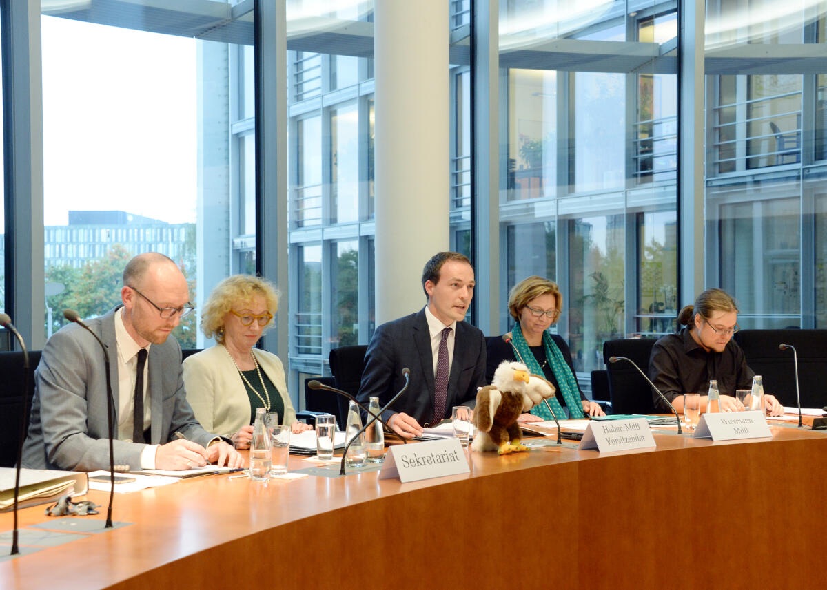 Huber, Johannes; Müller, Norbert; Wiesmann, Bettina Margarethe Johannes Huber, (mitte), AfD, übernimmt turnusgemäß den Vorsitz des Unterausschusses des Deutschen Bundestages Kommission zur Wahrnehmung der Belange der Kinder, KiKo. An der Sitzung nehmen die Mitglieder des Bundestages und des Unterausschusses, Bettina Margerethe Wiesmann, (2.v.re), CDU/CSU,  und Norbert Müller, (re), DIE LINKE,  teil.