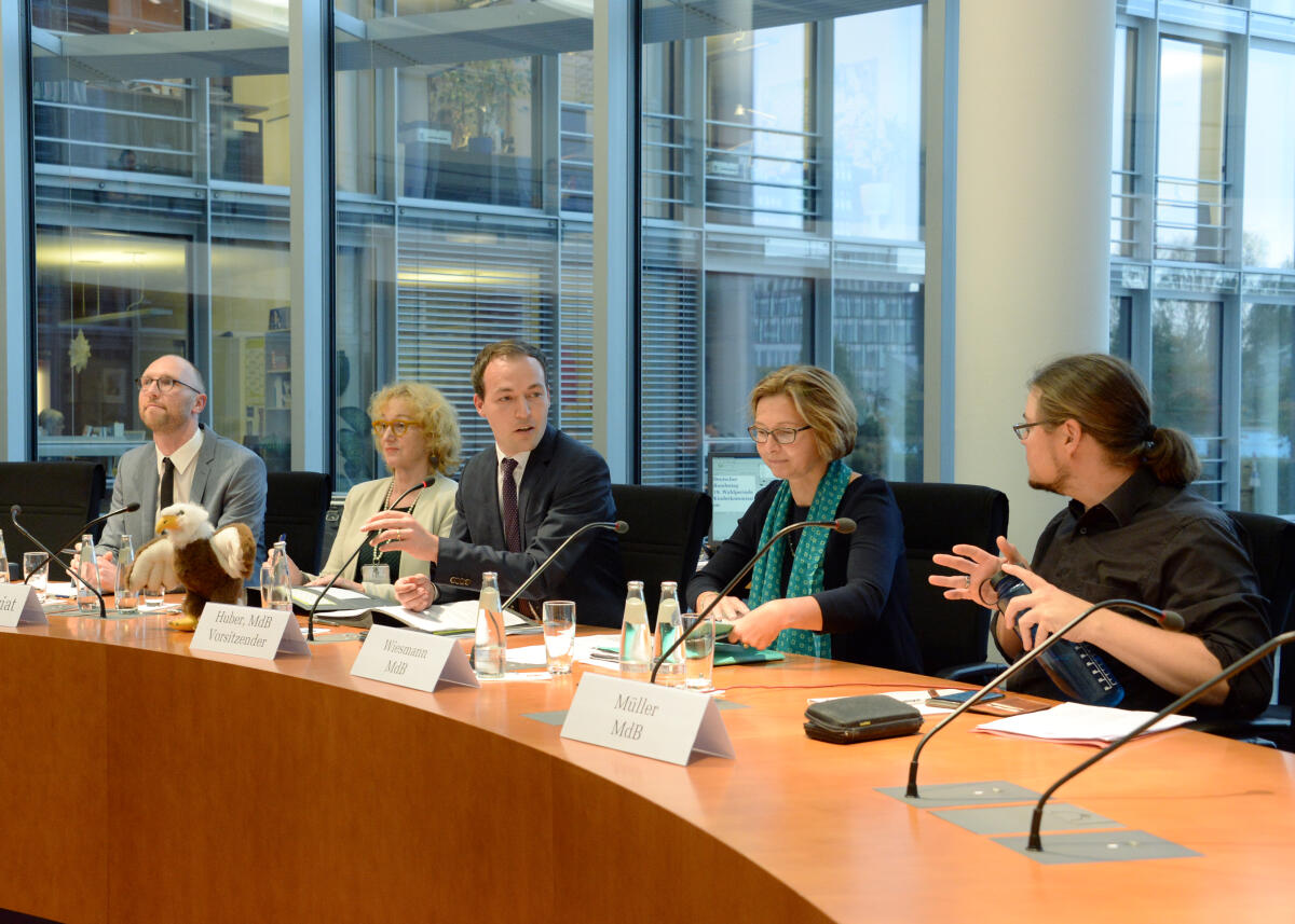 Huber, Johannes; Müller, Norbert; Wiesmann, Bettina Margarethe Johannes Huber, (mitte), AfD, übernimmt turnusgemäß den Vorsitz des Unterausschusses des Deutschen Bundestages Kommission zur Wahrnehmung der Belange der Kinder, KiKo. An der Sitzung nehmen die Mitglieder des Bundestages und des Unterausschusses, Bettina Margerethe Wiesmann, (2.v.re), CDU/CSU,  und Norbert Müller, (re), DIE LINKE,  teil.