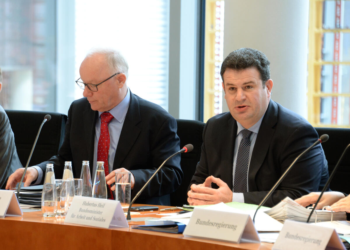 Der Bundesminister für Arbeit und Soziales, Hubertus Heil, (re), SPD, ist zu Gast beim gleichnamigen Ausschuss des Deutschen Bundestages. Dr. Matthias Bartke, (li), SPD, Vorsitzender des Ausschusses, leitet die Sitzung. Bartke, Matthias; Heil, Hubertus Der Bundesminister für Arbeit und Soziales, Hubertus Heil, (re), SPD, ist zu Gast beim gleichnamigen Ausschuss des Deutschen Bundestages. Dr. Matthias Bartke, (li), SPD, Vorsitzender des Ausschusses, leitet die Sitzung.