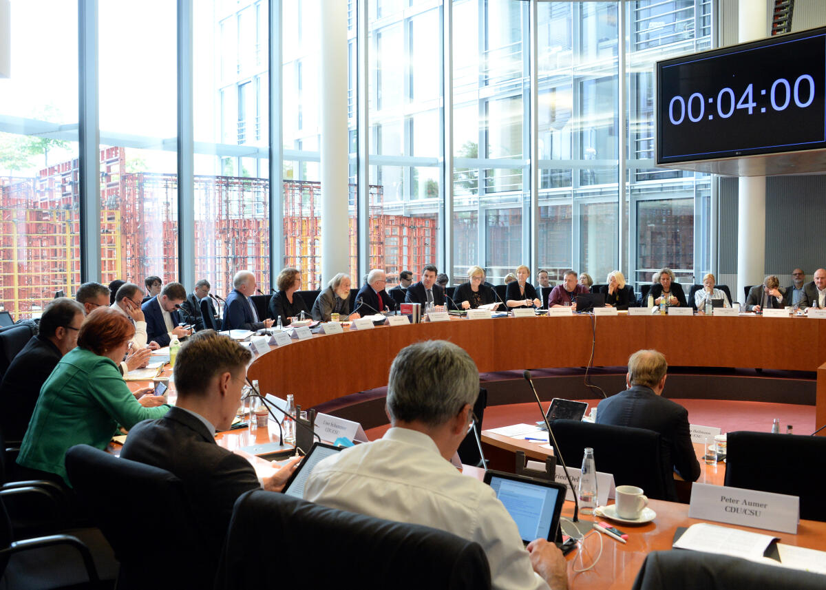 Der Bundesminister für Arbeit und Soziales, Hubertus Heil, SPD, ist zu Gast beim gleichnamigen Ausschuss des Deutschen Bundestages. Dr. Matthias Bartke, SPD, Vorsitzender des Ausschusses, leitet die Sitzung.; Übersicht. Der Bundesminister für Arbeit und Soziales, Hubertus Heil, SPD, ist zu Gast beim gleichnamigen Ausschuss des Deutschen Bundestages. Dr. Matthias Bartke, SPD, Vorsitzender des Ausschusses, leitet die Sitzung.; Übersicht.