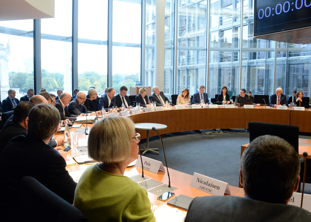 Die Bundesministerin für Familie, Senioren, Frauen und Jugend, Dr. Franziska Giffey, SPD, und der Bundesinnenminister Horst Seehofer, CDU/CSU, sind zu Gast beim Ausschuss des Deutschen Bundestages für Bau, Wohnen, Stadtentwicklung und Kommunen. Mechthild Heil, CDU/CSU, leitet die Sitzung.; Übersicht. Die Bundesministerin für Familie, Senioren, Frauen und Jugend, Dr. Franziska Giffey, SPD, und der Bundesinnenminister Horst Seehofer, CDU/CSU, sind zu Gast beim Ausschuss des Deutschen Bundestages für Bau, Wohnen, Stadtentwicklung und Kommunen. Mechthild Heil, CDU/CSU, leitet die Sitzung.; Übersicht.