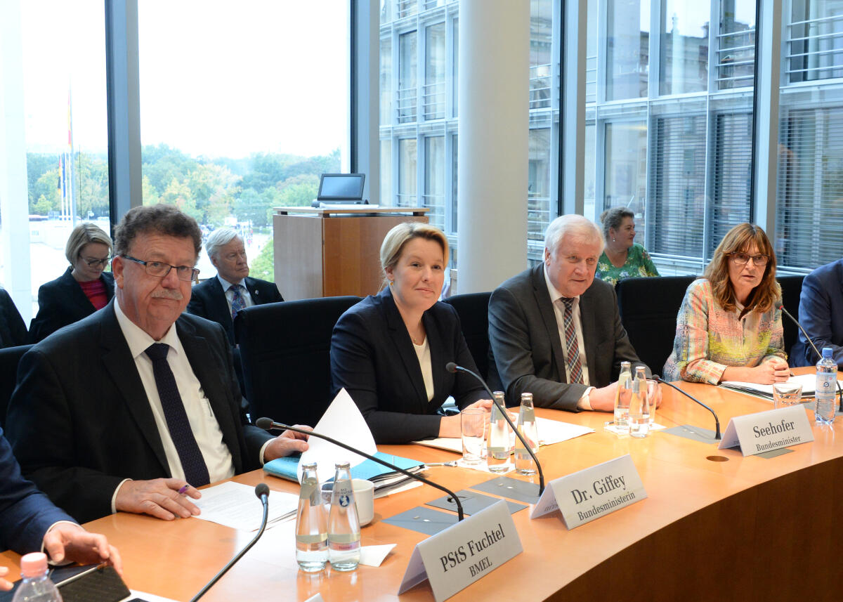 Die Bundesministerin für Familie, Senioren, Frauen und Jugend, Dr. Franziska Giffey, (2.v.li), SPD, und der Bundesinnenminister Horst Seehofer, (2.v.re), CDU/CSU, sind zu Gast beim Ausschuss des Deutschen Bundestages für Bau, Wohnen, Stadtentwicklung und Kommunen. Mechthild Heil, (re), CDU/CSU, leitet die Sitzung. Links im Bild: Staatssekretär Hans-Joachim Fuchtel, CDU/CSU. Heil, Mechthild; Giffey, Franziska; Seehofer, Horst; Fuchtel, Hans-Joachim Die Bundesministerin für Familie, Senioren, Frauen und Jugend, Dr. Franziska Giffey, (2.v.li), SPD, und der Bundesinnenminister Horst Seehofer, (2.v.re), CDU/CSU, sind zu Gast beim Ausschuss des Deutschen Bundestages für Bau, Wohnen, Stadtentwicklung und Kommunen. Mechthild Heil, (re), CDU/CSU, leitet die Sitzung. Links im Bild: Staatssekretär Hans-Joachim Fuchtel, CDU/CSU.