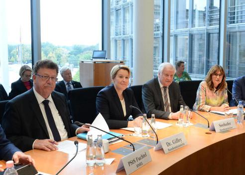Heil, Mechthild; Giffey, Franziska; Seehofer, Horst; Fuchtel, Hans-Joachim Paul-Löbe-Haus, Sitzungssaal