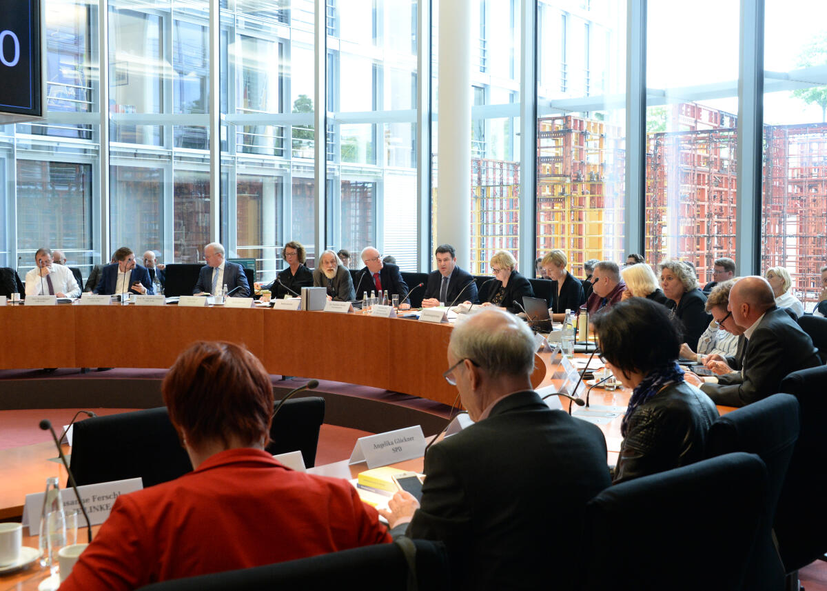 Der Bundesminister für Arbeit und Soziales, Hubertus Heil, SPD, ist zu Gast beim gleichnamigen Ausschuss des Deutschen Bundestages. Dr. Matthias Bartke, SPD, Vorsitzender des Ausschusses, leitet die Sitzung.; Übersicht. Der Bundesminister für Arbeit und Soziales, Hubertus Heil, SPD, ist zu Gast beim gleichnamigen Ausschuss des Deutschen Bundestages. Dr. Matthias Bartke, SPD, Vorsitzender des Ausschusses, leitet die Sitzung.; Übersicht.