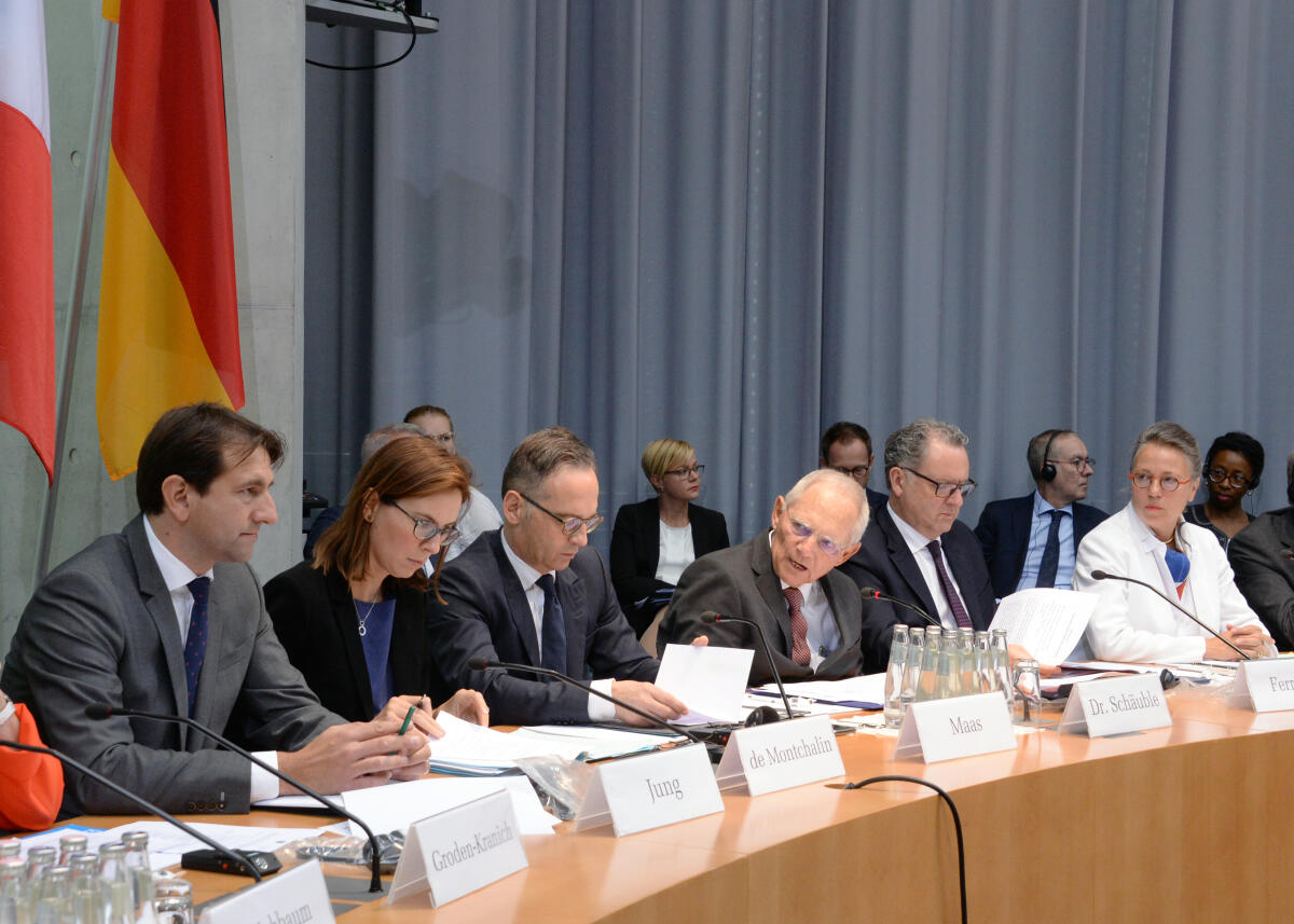 Schäuble, Wolfgang; Ferrand, Richard; Thillaye, Sabine; Jung, Andreas; de Montchalin, Amélie; Maas, Heiko Unter der Leitung des Präsidenten des Deutschen Bundestages, Dr. Wolfgang Schäuble, (3.v.re), CDU/CSU, und des Präsidenten der Assemblée Nationale der Republik Frankreich, Richard Ferrand, (2.v.re), und der Vorsitzenden Sabine Thillaye, (re), (La Republique en Marche), und Andreas Jung, (li), CDU/CSU, findet im Deutschen Bundestag die zweite (2.) Sitzung der Deutsch-Französischen Parlamentarischen Versammlung, statt. Eröffnung der Versammlung mit Bundesaußenminister Heiko Maas, (3.v.li), SPD, und der französischen Staatssekretärin für Europäische Angelegenheiten, Amélie de Montchalin, (2.v.li).