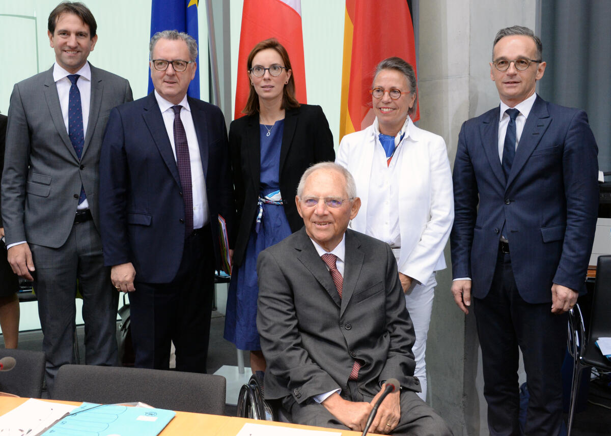 Schäuble, Wolfgang; Ferrand, Richard; Thillaye, Sabine; Jung, Andreas; de Montchalin, Amélie; Maas, Heiko Unter der Leitung des Präsidenten des Deutschen Bundestages, Dr. Wolfgang Schäuble, (3.v.re), CDU/CSU, und des Präsidenten der Assemblée Nationale der Republik Frankreich, Richard Ferrand, (2.v.li), und der Vorsitzenden Sabine Thillaye, (2.v.re), (La Republique en Marche), und Andreas Jung, (li), CDU/CSU, findet im Deutschen Bundestag die zweite (2.) Sitzung der Deutsch-Französischen Parlamentarischen Versammlung, statt. Hier eine Gruppenbild der Vorsitzenden mit Bundesaußenminister Heiko Maas, (re), SPD, und der französischen Staatssekretärin für Europäische Angelegenheiten, Amélie de Montchalin, (3.v.li).