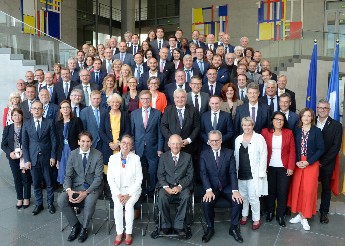 Schäuble, Wolfgang; Ferrand, Richard; Thillaye, Sabine; Jung, Andreas; Maas, Heiko; de Montchalin, Amélie Unter der Leitung des Präsidenten des Deutschen Bundestages, Dr. Wolfgang Schäuble, (1. Reihe mitte), CDU/CSU, und des Präsidenten der Assemblée Nationale der Republik Frankreich, Richard Ferrand, (1. Reihe 5.v.re), und der Vorsitzenden Sabine Thillaye, (1. Reihe 2.v.li), (La Republique en Marche), und Andreas Jung, (1. Reihe li), CDU/CSU, findet im Deutschen Bundestag die zweite (2.) Sitzung der Deutsch-Französischen Parlamentarischen Versammlung, statt. 2. Reihe 2.v.li: Bundesaußenminister Heiko Maas, 2. Reihe 3.v.li: die französische Staatssekretärin für Europäische Angelegenheiten, Amélie de Montchalin.; Gruppenfoto, Gruppenbild, Fahne, Fahnen.