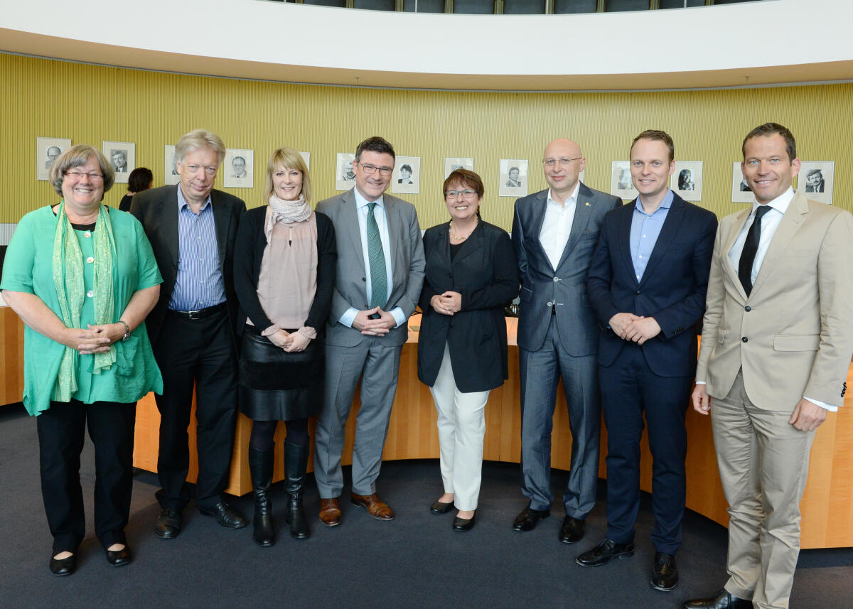 Lips, Patricia; Hell, Stefan Der Nobelpreisträger für Chemie 2014 und Direktor des Max-Planck-Instituts für biophysikalische Chemie Göttingen, Prof. Dr. Dr. h. c. mult. Stefan Hell, (3.v.re), ist zu Gast beim Ausschuss des Deutschen Bundestages für Bildung und Forschung. Die Sitzung wird von der Vorsitzenden des Ausschusses, Patricia Lips, (4.v.re), CDU/CSU, geleitet.; Gruppenfoto mit den Obleuten des Ausschusses.
