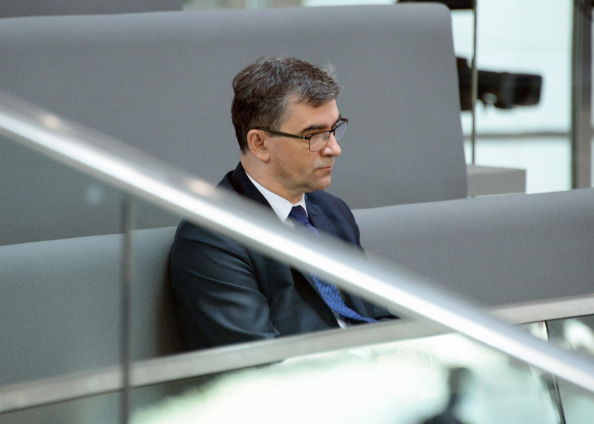 Przylebski, Andrzej Bundestagspräsident Dr. Wolfgang Schäuble, CDU/CSU, hält vor Eintritt in die Tagesordnung der 110. Sitzung Deutscher Bundestag, aus Anlass des 30. Jahrestages der der Grenzöffnung durch Ungarn eine kurze Ansprache. Auf der Ehrentribüne haben der Präsident der Ungarischen Nationalversammlung, Dr. László Kövér, und der Botschafter der Republik Polen, Prof. ord. Dr. habil. Andrzej Przylebski, (hier im Bild), Platz genommen.