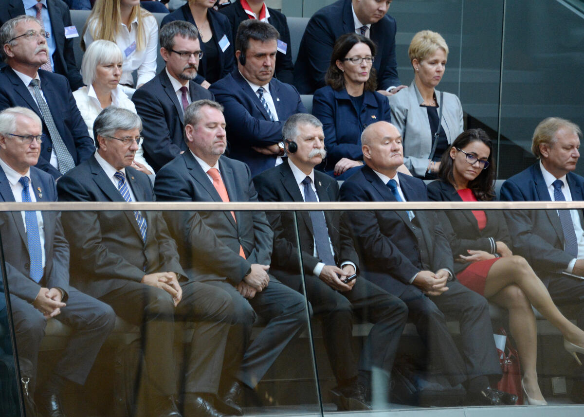 Kövér, László Bundestagspräsident Dr. Wolfgang Schäuble, CDU/CSU, hält vor Eintritt in die Tagesordnung der 110. Sitzung Deutscher Bundestag, aus Anlass des 30. Jahrestages der der Grenzöffnung durch Ungarn eine kurze Ansprache. Auf der Ehrentribüne haben der Präsident der Ungarischen Nationalversammlung, Dr. László Kövér, (1. Reihe 4.v.re), und der Botschafter der Republik Polen, Prof. ord. Dr. habil. Andrzej Przylebski, Platz genommen.