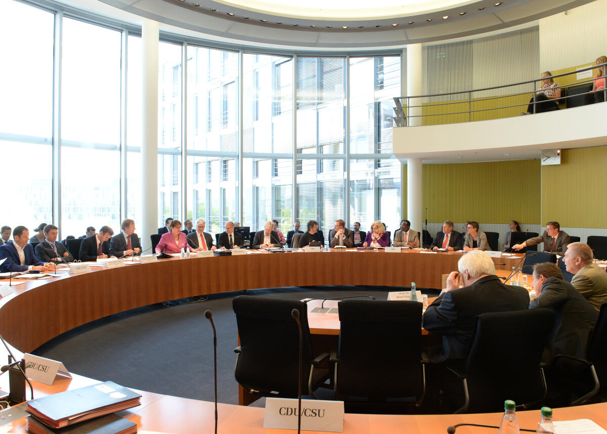 Patricia Lips, CDU/CSU, Vorsitzende des Ausschusses des Deutschen Bundestages für Bildung, Forschung und Technikfolgenabschätzung, leitet eine Ausschusssitzung, an der Prof. Dr. Jean-Pierre Bourguignon, Präsident des ERC, Dr. Wolfgang Burtscher, stellvertretender Generaldirektor der EU-Kommission, und Prof. Dr. Horst Hippler, Präsident der Hochschulrektorenkonferenz, teil nehmen.; Übersicht. Patricia Lips, CDU/CSU, Vorsitzende des Ausschusses des Deutschen Bundestages für Bildung, Forschung und Technikfolgenabschätzung, leitet eine Ausschusssitzung, an der Prof. Dr. Jean-Pierre Bourguignon, Präsident des ERC, Dr. Wolfgang Burtscher, stellvertretender Generaldirektor der EU-Kommission, und Prof. Dr. Horst Hippler, Präsident der Hochschulrektorenkonferenz, teil nehmen.; Übersicht.