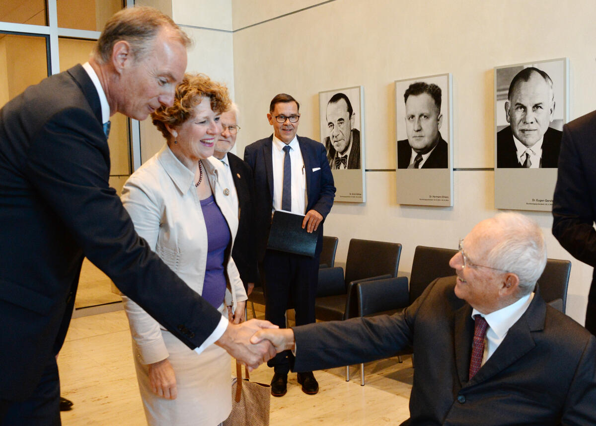 Bundestagspräsident Dr. Wolfgang Schäuble, (re), CDU/CSU, empfängt eine Delegation von Parlamentariern der Congressional Study Group on Germany, zu einem Gespräch, an dem der Bundestagsabgeordnete der CDU/CSU, Dr. Matthias Heider, (li), teilnimmt.; Geste, Gestik, Begrüßung, Präsident. Schäuble, Wolfgang; Heider, Matthias Bundestagspräsident Dr. Wolfgang Schäuble, (re), CDU/CSU, empfängt eine Delegation von Parlamentariern der Congressional Study Group on Germany, zu einem Gespräch, an dem der Bundestagsabgeordnete der CDU/CSU, Dr. Matthias Heider, (li), teilnimmt.; Geste, Gestik, Begrüßung, Präsident.
