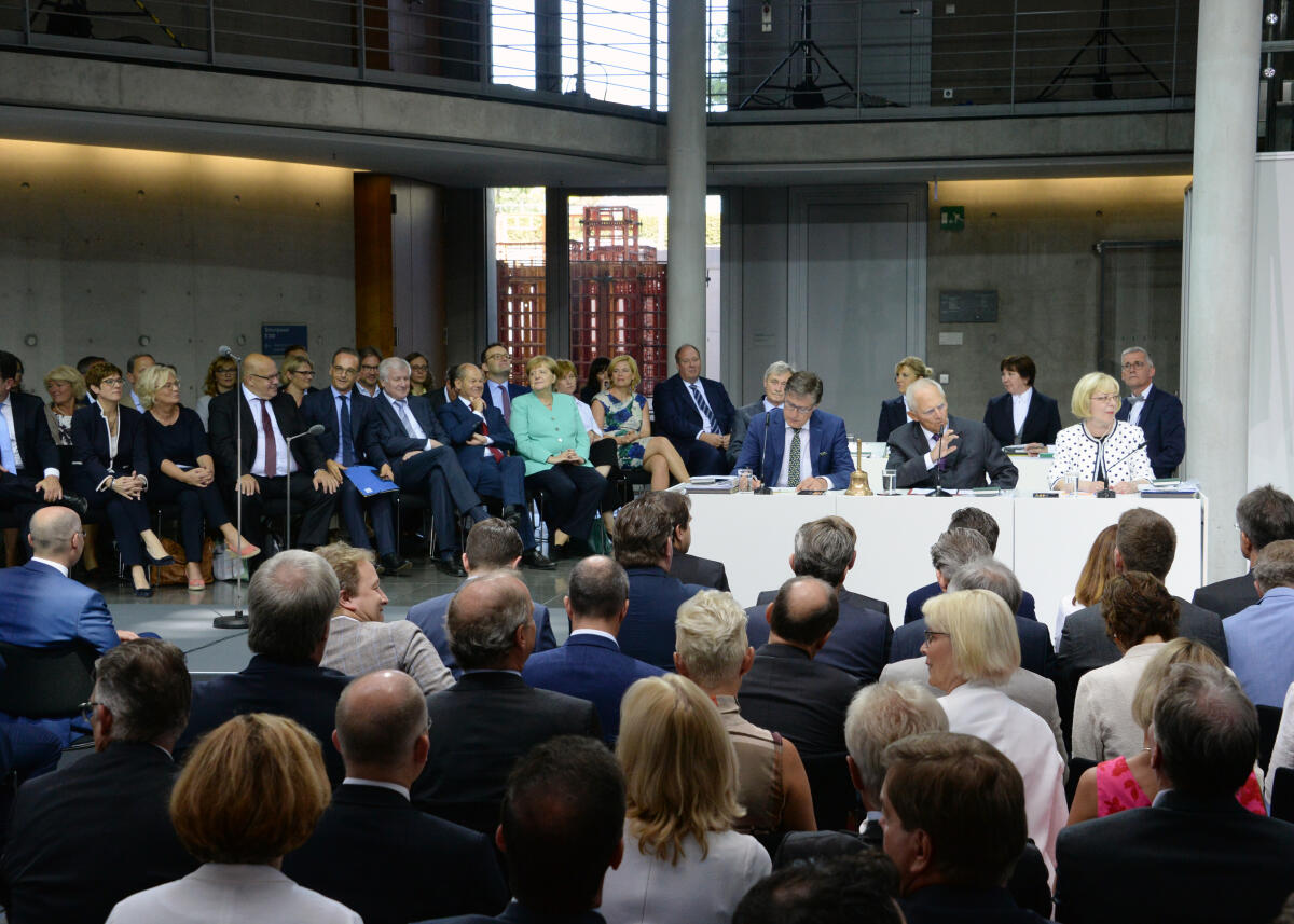Die 109. Sitzung des Deutschen Bundestages mit den Tagungsordnungspunkten (TOP) 1: Eidesleistung der Bundesministerin der Verteidigung, und 2: Regierungserklärung: In Verantwortung für die Zukunft Deutschlands. Für eine starke Bundeswehr in einer Welt im Wandel, mit anschließender Aussprache, findet im provisorischen Plenarsaal im Paul-Löbe-Haus statt. Hier. Bundestagspräsident Dr. Wolfgang Schäuble, (am Vorsitz), CDU/CSU, im Hintergrund links die Regierungsbank. Schäuble, Wolfgang Die 109. Sitzung des Deutschen Bundestages mit den Tagungsordnungspunkten (TOP) 1: Eidesleistung der Bundesministerin der Verteidigung, und 2: Regierungserklärung: In Verantwortung für die Zukunft Deutschlands. Für eine starke Bundeswehr in einer Welt im Wandel, mit anschließender Aussprache, findet im provisorischen Plenarsaal im Paul-Löbe-Haus statt. Hier. Bundestagspräsident Dr. Wolfgang Schäuble, (am Vorsitz), CDU/CSU, im Hintergrund links die Regierungsbank.